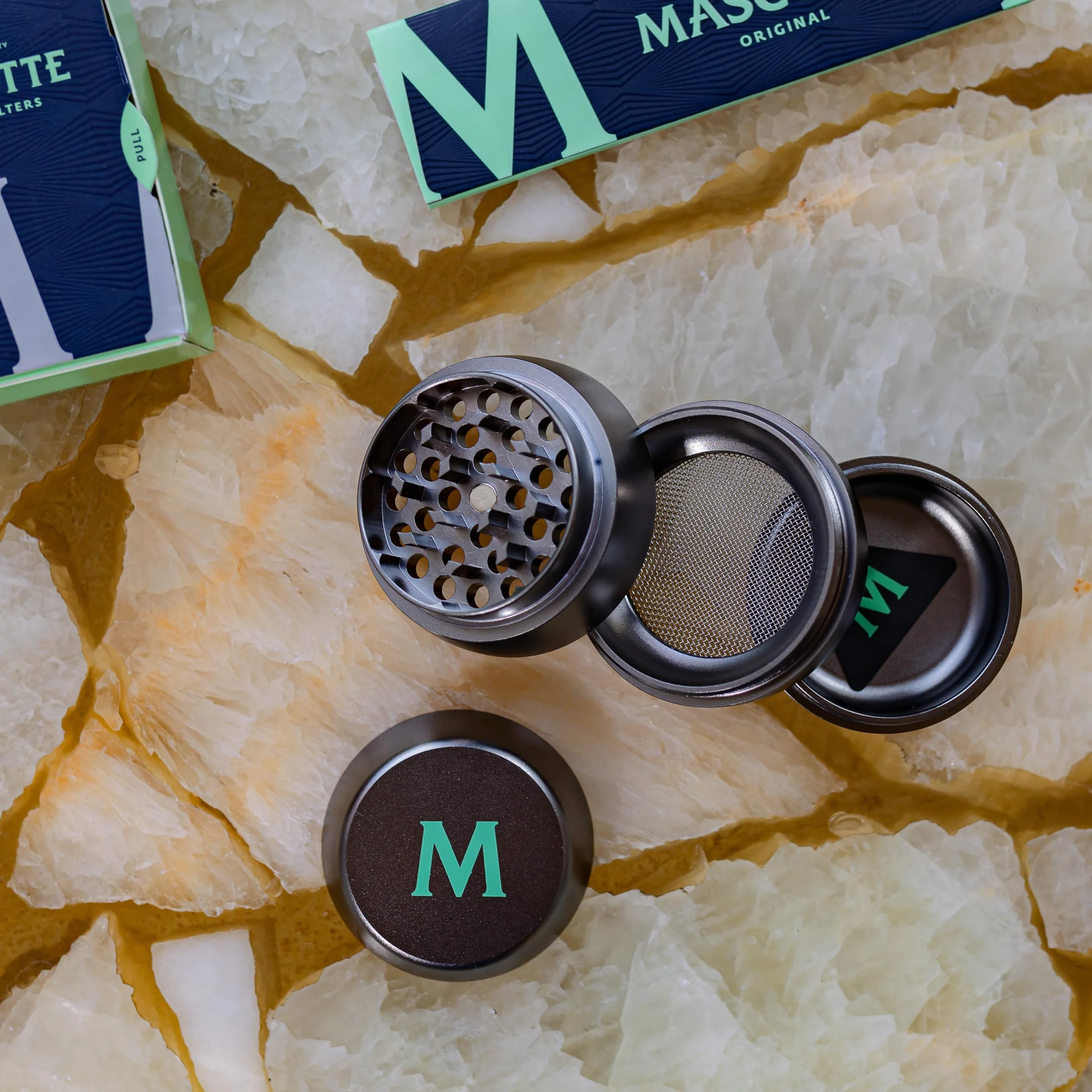 Mascotte® Expert Grinder aluminiowy | kruszarka do ziół | kompaktowy młynek o średnicy 4 cm | młynek do przypraw i ziół | 4-częściowy zestaw ze skrobakiem do pyłków