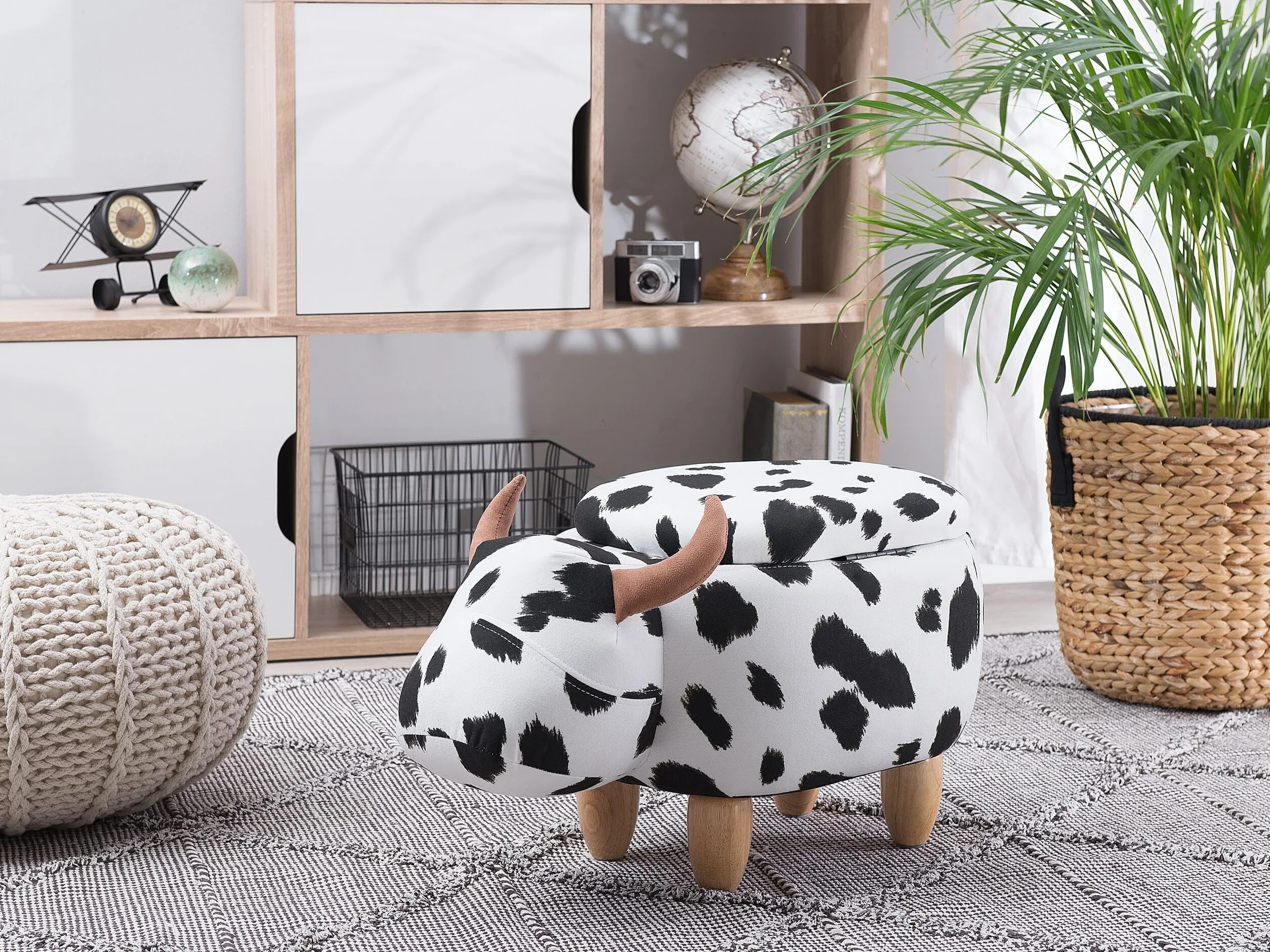 Pufa dla dzieci czarno-biała w łaty ze schowkiem drewniane nóżki Cow