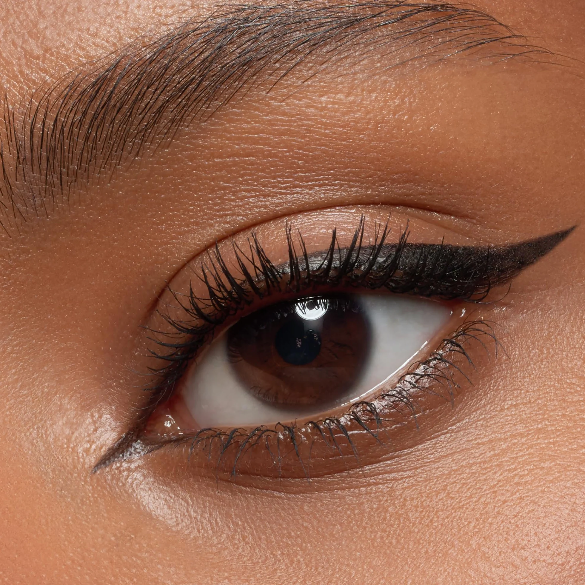 essence eyeliner we flamastrze super fine liner pen, długotrwały, mocno napigmentowana/y, nie pozostawia smug, intensywny kolor (1ml)