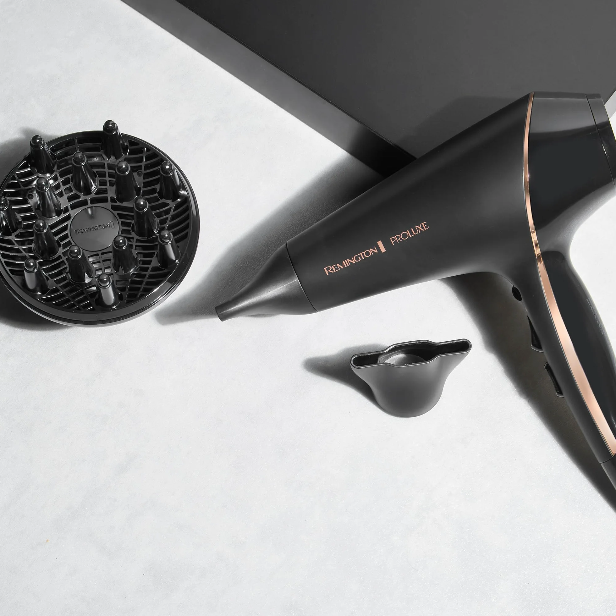 Remington suszarka do włosów z jonizacją, inteligentna tech. OptiHeat - utrwala fryzurę do 24h, 2 koncentratory i dyfuzor, lekka, zimny nawiew, moc 2400W, 150 km/h, PROluxe Midnight AC9140B