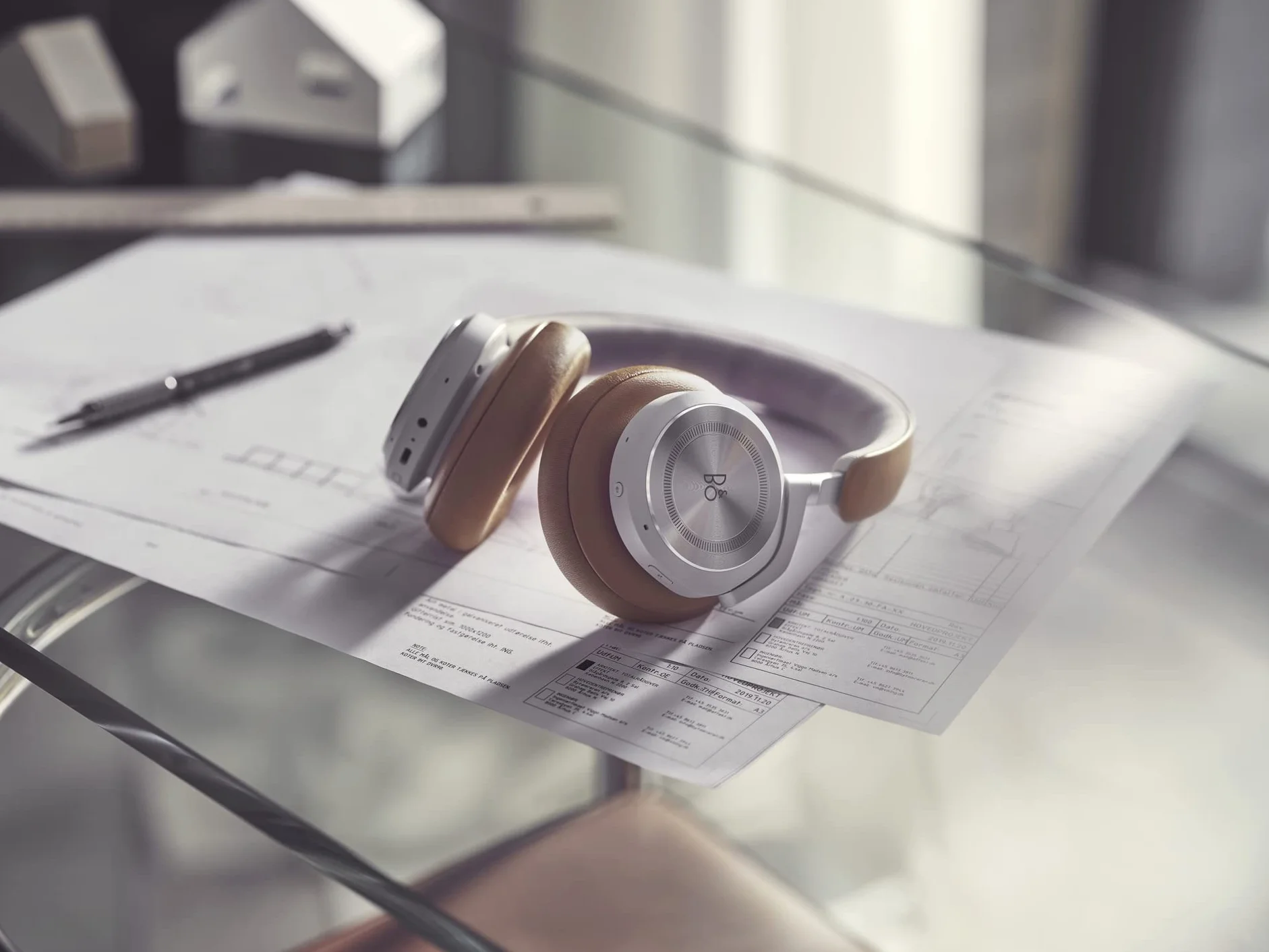 Bang & Olufsen Beoplay HX Bezprzewodowe słuchawki nauszne premium, aktywna redukcja szumów, 40 godzin pracy akumulatora, 6 mikrofonów, zestaw słuchawkowy do pracy, z futerałem - Timber