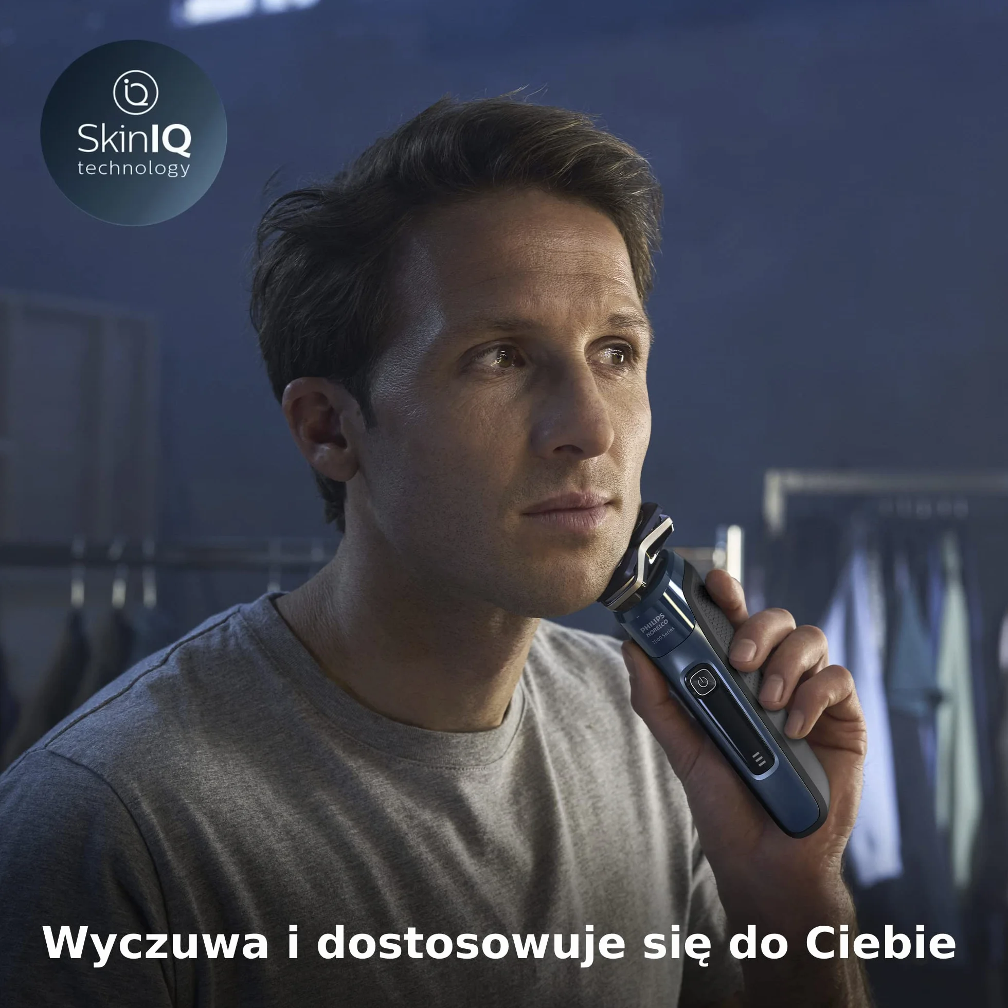 Golarka elektryczna Philips Series 7000 do golenia na mokro i na sucho z technologią SkinIQ, zintegrowanym trymerem, podkładką ładującą, etui podróżnym, wkładem Quick Clean (Model S7886/55)