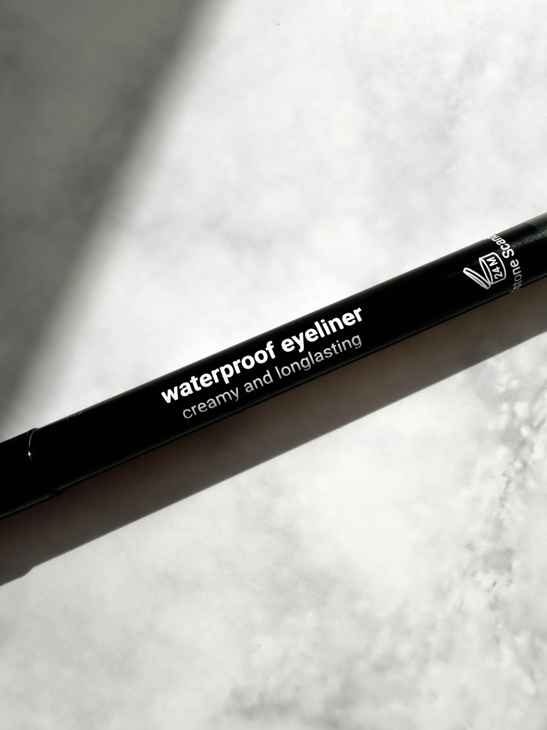 Hipoalergiczny wodoodporny eyeliner Sandstone Scandinavia kredka do oczu dla wrażliwych oczu