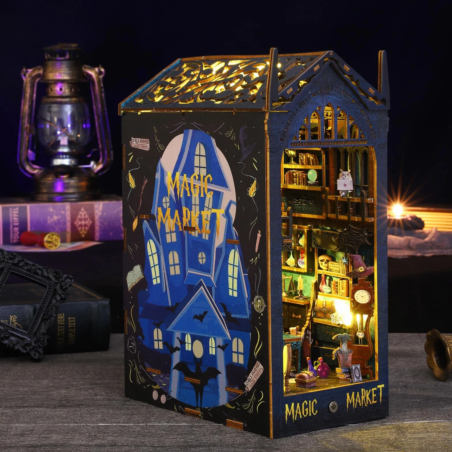 CUTROOM Book Nook Kit ze światłami LED Magic Market DIY miniaturowy zestaw do domku dla lalek drewniane puzzle 3D podpórka na książki regał na książki SL009-EU