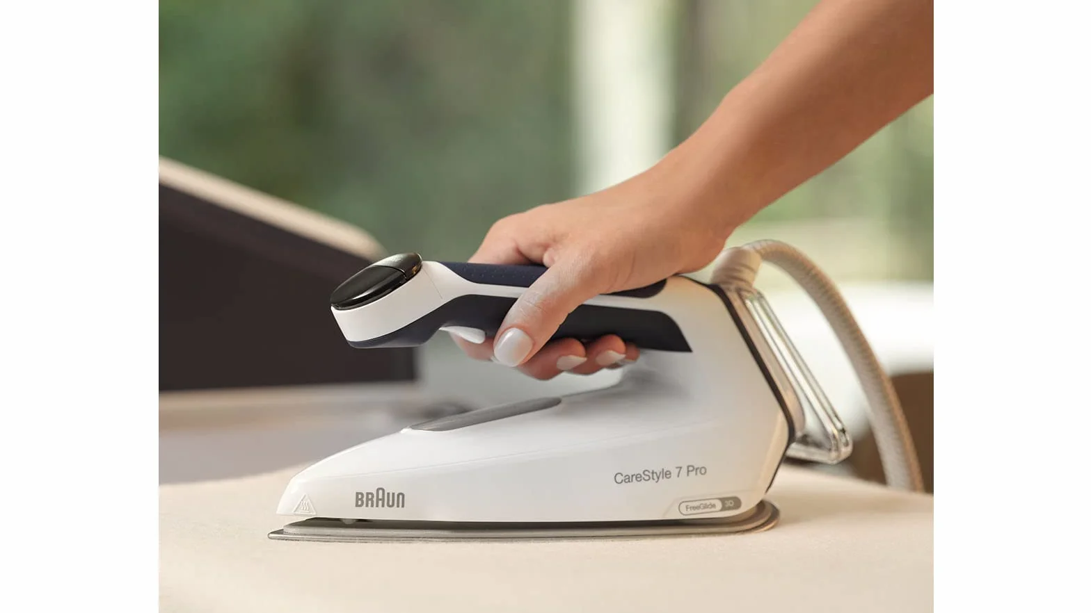 Braun CareStyle 7 Pro Stacja parowa IS 7282 BL, 2400W, uderzenie pary 600 g/min, zbiornik 2L, niebieski/biały