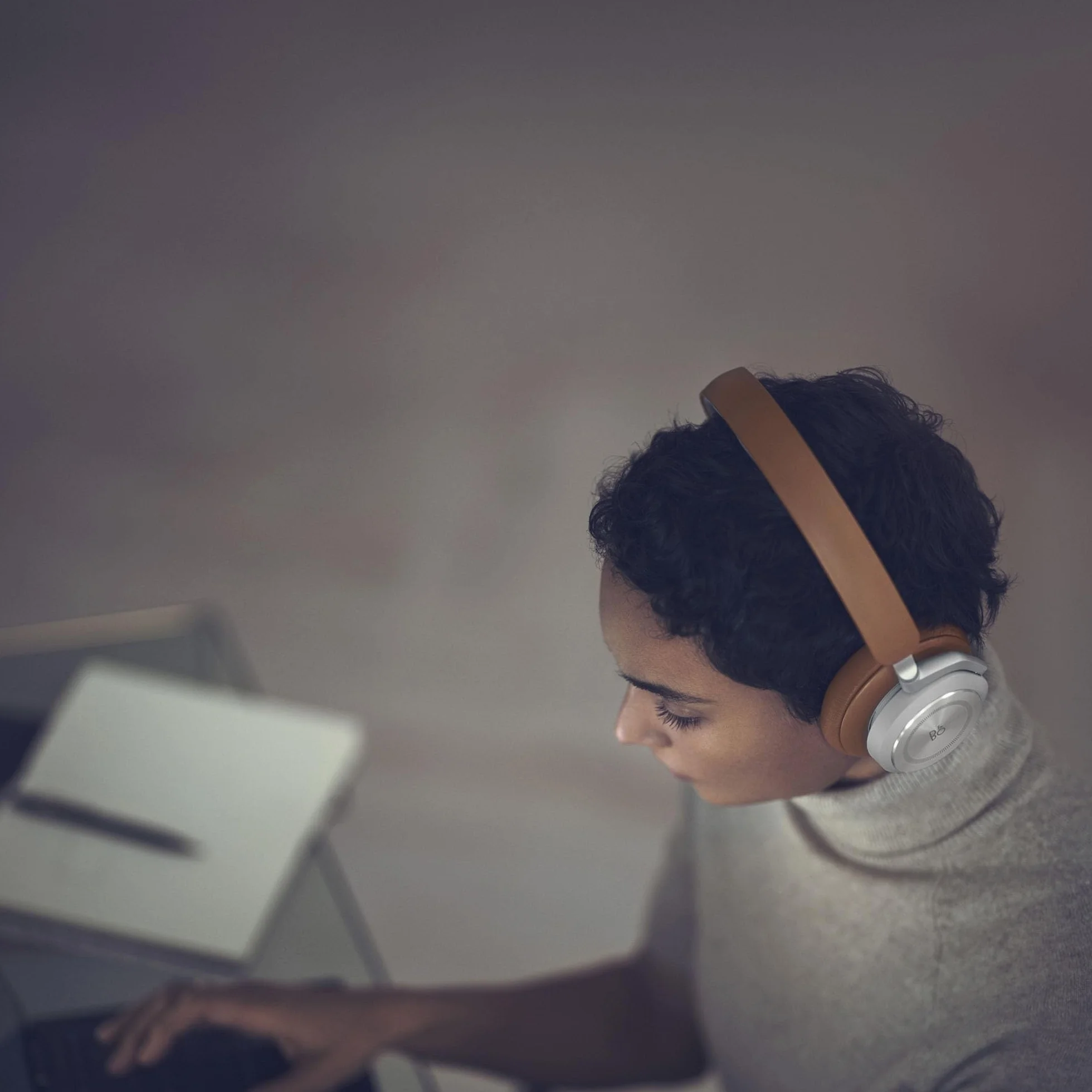 Bang & Olufsen Beoplay HX Bezprzewodowe słuchawki nauszne premium, aktywna redukcja szumów, 40 godzin pracy akumulatora, 6 mikrofonów, zestaw słuchawkowy do pracy, z futerałem - Timber