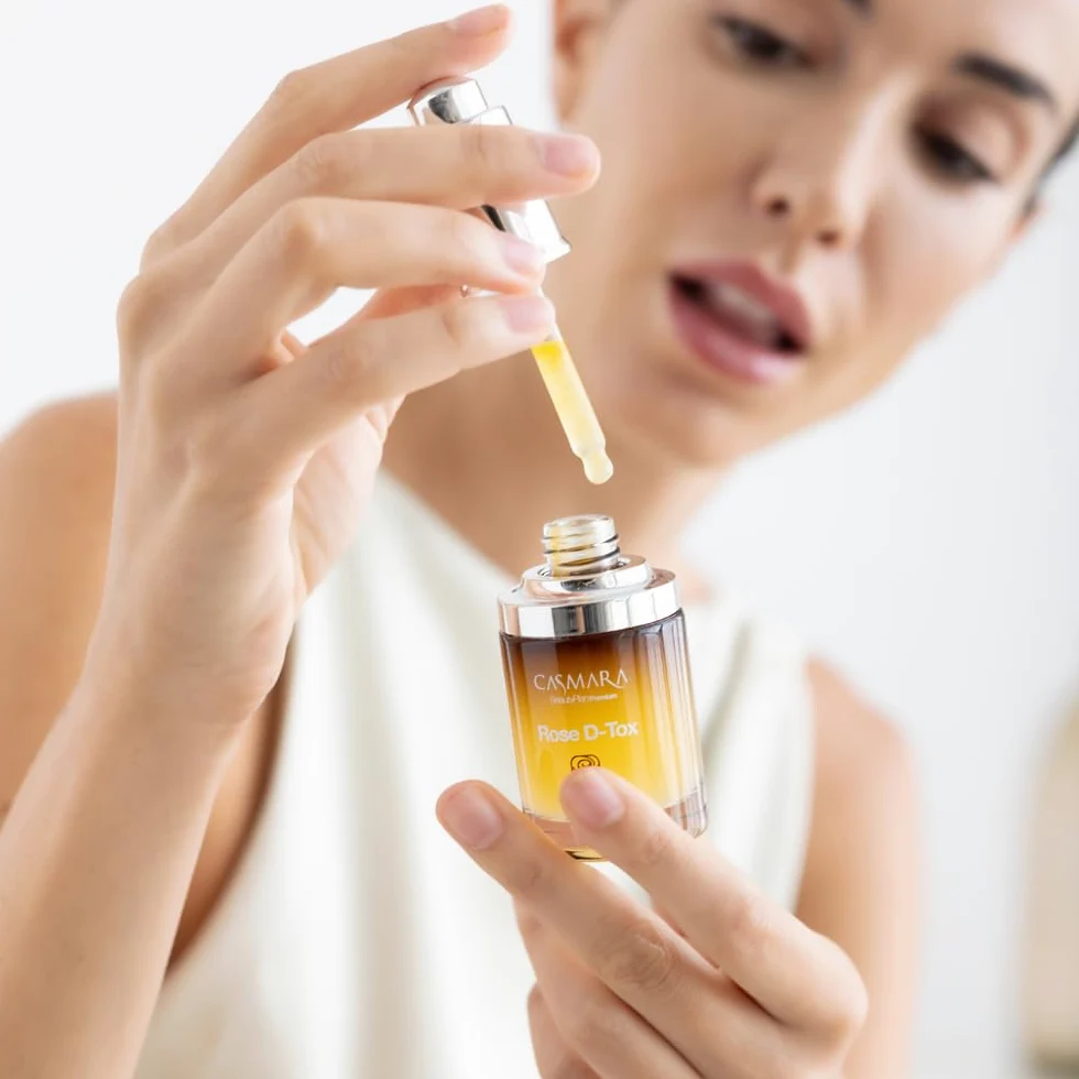 CASMARA - Serum do twarzy przeciwstarzeniowe, superkoncentrat Rose D-Tox, Detoksyfikujący, Odżywiający, Kobiecy krem nawilżający do twarzy, kwas hialuronowy, przeciwutleniacz, odmładzający, świecąca