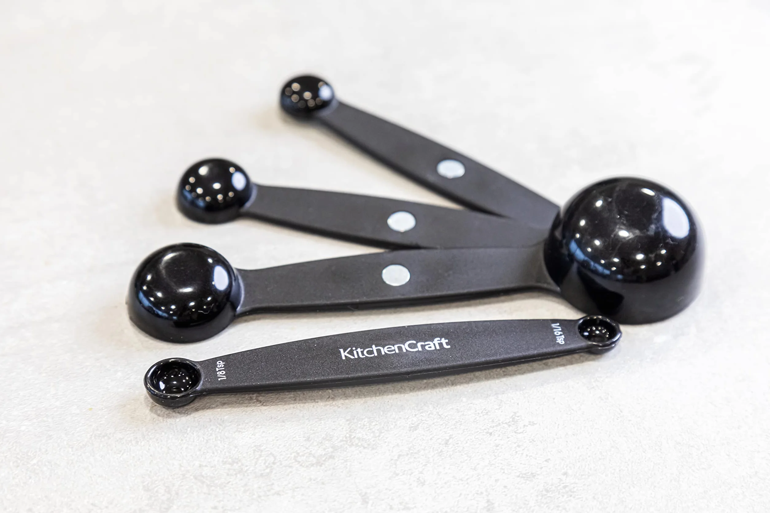 KitchenCraft Zestaw Magnetycznych Miarek w Formie Łyżeczek, 4 Sztuki, Kompaktowe - Kolor Czarny