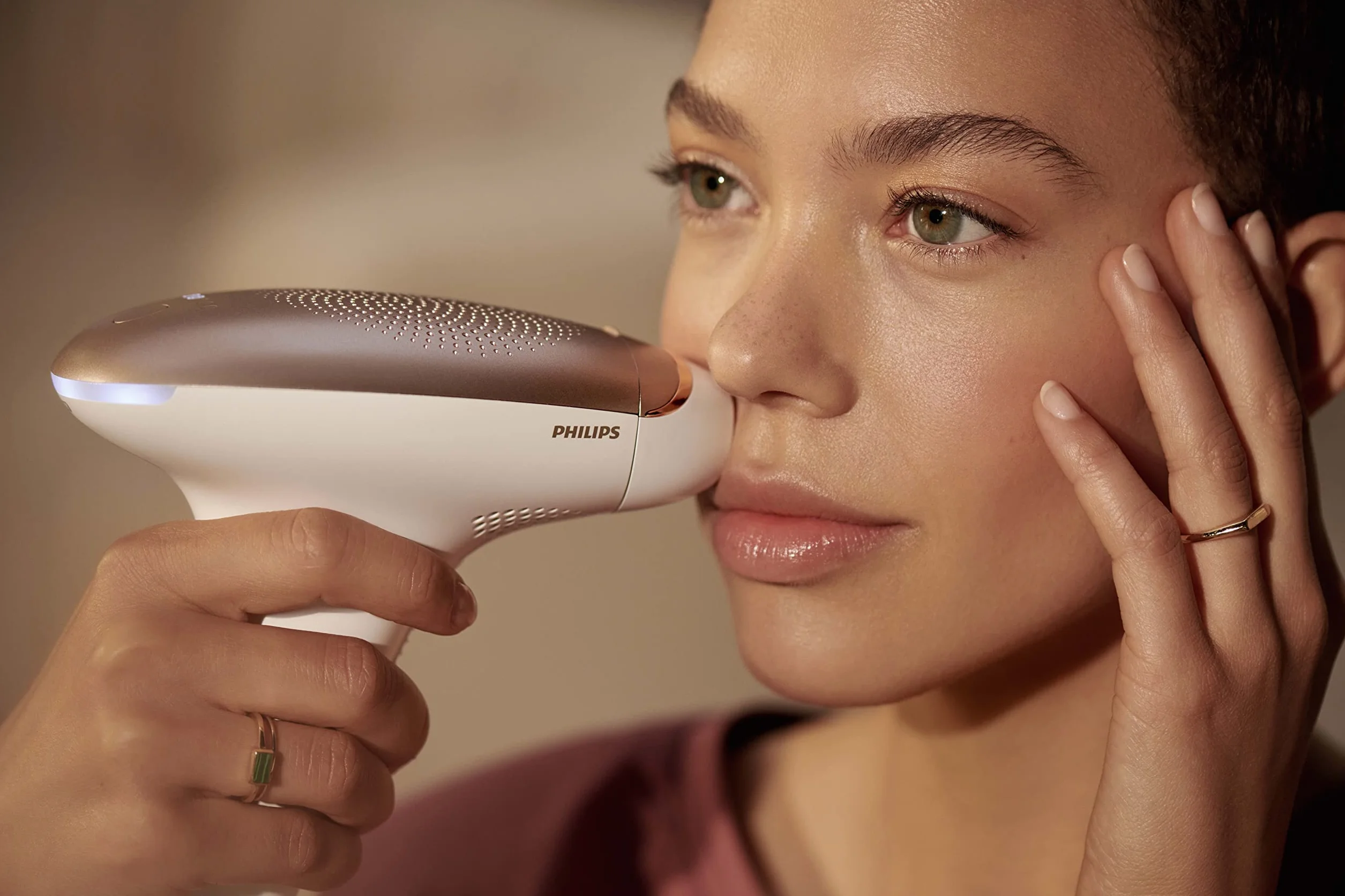 Philips Lumea Zaawansowane urządzenie do usuwania włosów IPL z 2 nasadkami do twarzy i ciała z mini szczoteczką do oczyszczania twarzy VisaPure - BRI922/00