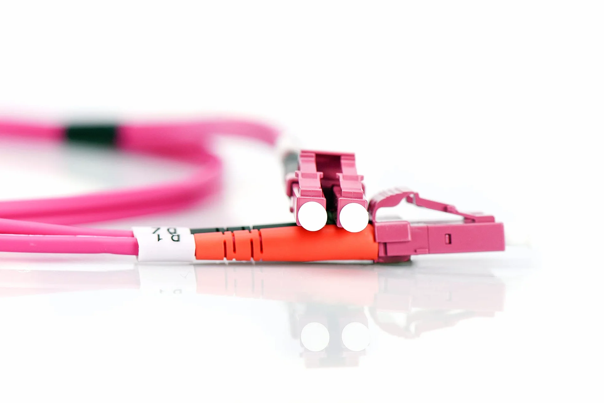 DIGITUS DK-2533-03-4 – Kabel Światłowodowy OM4 – 3 m – LC do LC – Dupleksowy – 1/10/40/100 Gbit/s – MM Wielomodowy Światłowodowy Kabel LAN – Typ Włókna: 50/125 µ – Fioletowy (Violet)