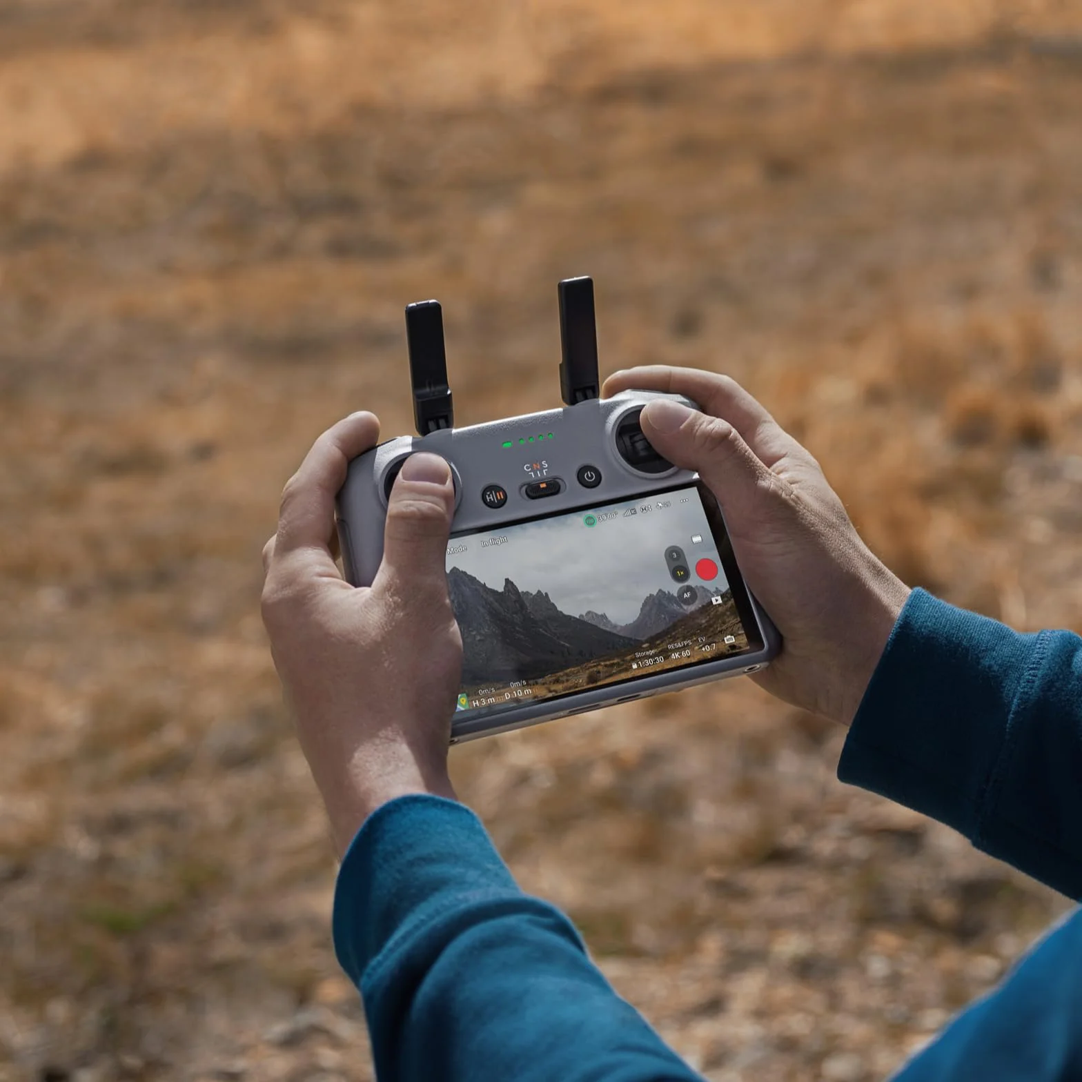 DJI RC 2 Pilot Zdalnego Sterowania Do Air 3S/Air 3/Mini 4 Pro, Procesor Nowej Generacji, Transmisja O4 20 km, 5,5-Calowy Ekran FHD, Anteny 2T4R, Lekki i Kompaktowy Inteligentny Kontroler