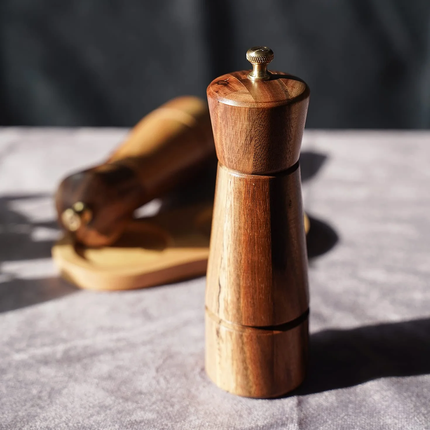 Młynek do pieprzu DeroTeno, regulowany mechanizm ze stali nierdzewnej do mielenia pieprzu, drewno akacji, wysokość 16,5 cm, średnica dolnej części: 5 cm (podstawka NIE wchodzi w skład zestawu)