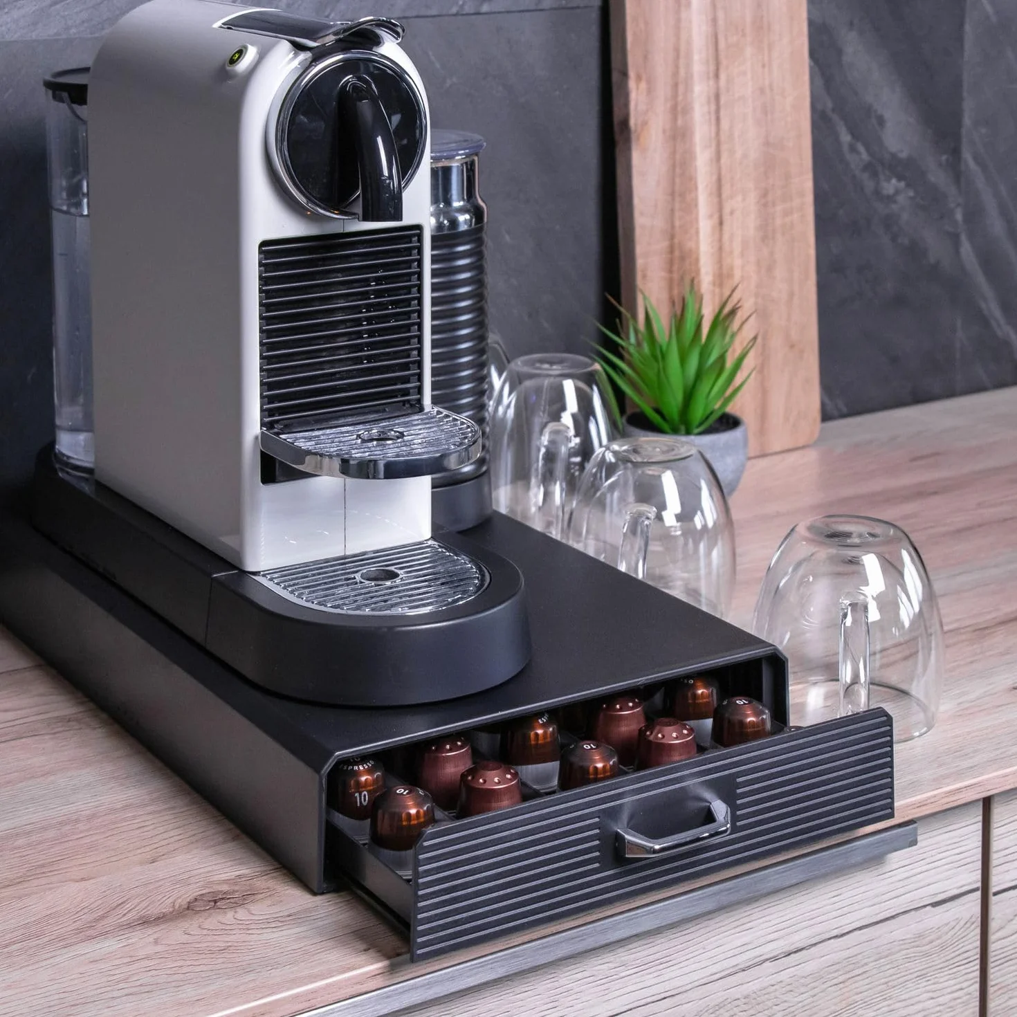 Szuflada Intirilife na 50 kapsułek kawy- Kompatybilna z kapsułkami Nespresso -38.2 x 23.2 x 5,6 cm- Szuflada na kapsułki Pudełko do przechowywania w kolorze czarnym Ekspres na kapsułki