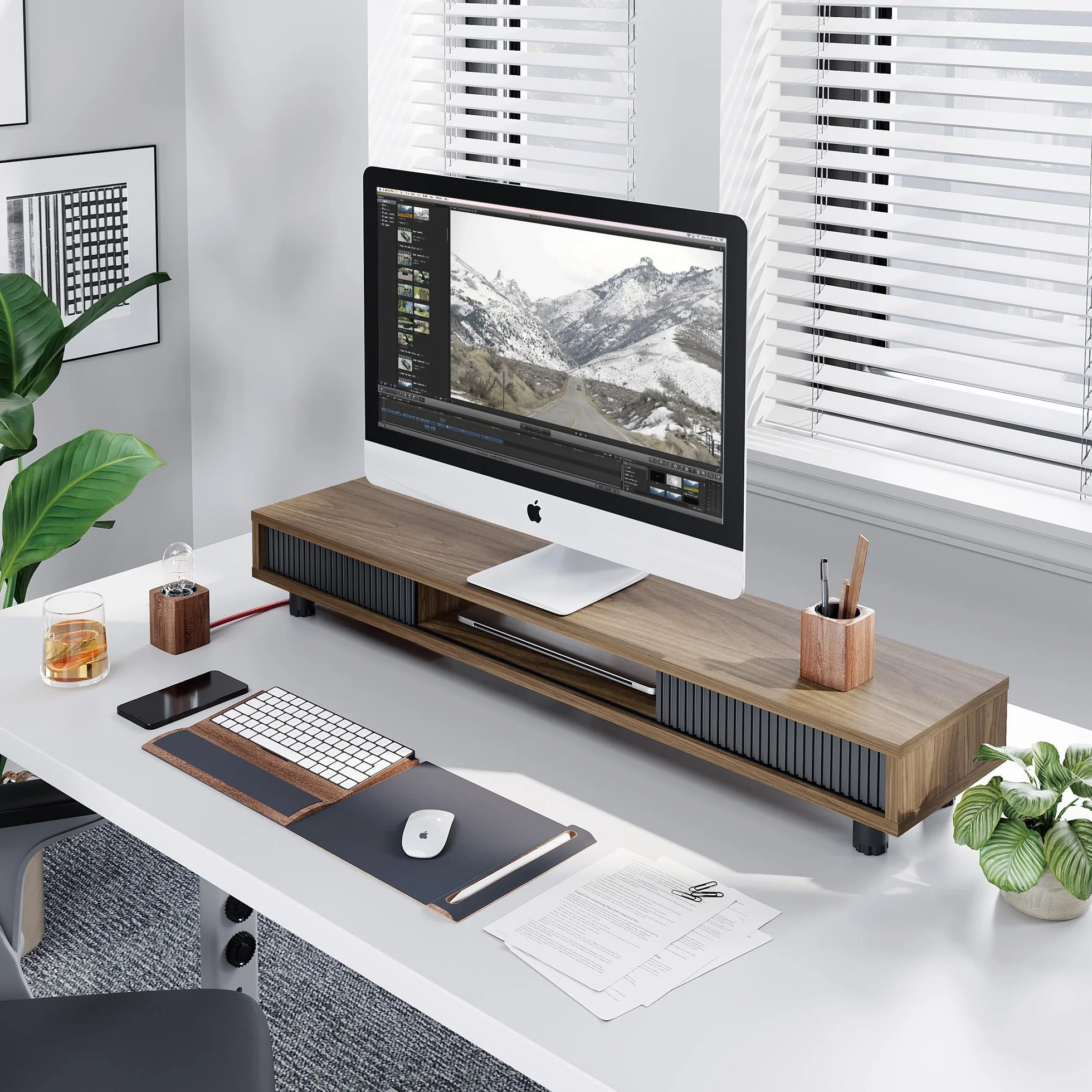 Fenge Podstawka pod monitor z przesuwanymi szklanymi drzwiami, 108 cm, duży stojak na komputer na 2 monitory, PC, laptopa, drukarkę, telewizor, domowe biuro, organizer na biurko (brązowy)