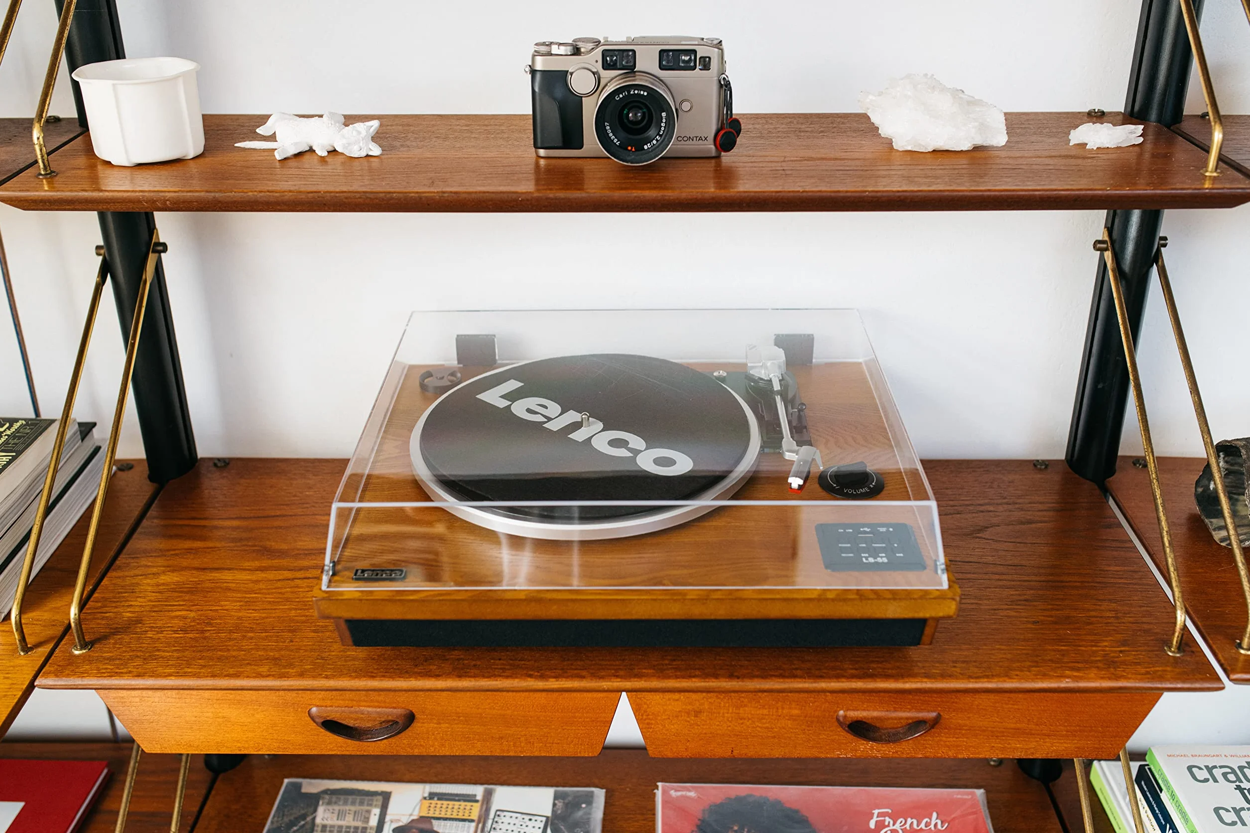 Gramofon Lenco LS-55 ze zintegrowanymi głośnikami - Odbiór Bluetooth - Bezpośrednie kodowanie MP3 na nośnik pamięci - 2 x 5 W RMS - Wejście USB - AUX - Brązowy
