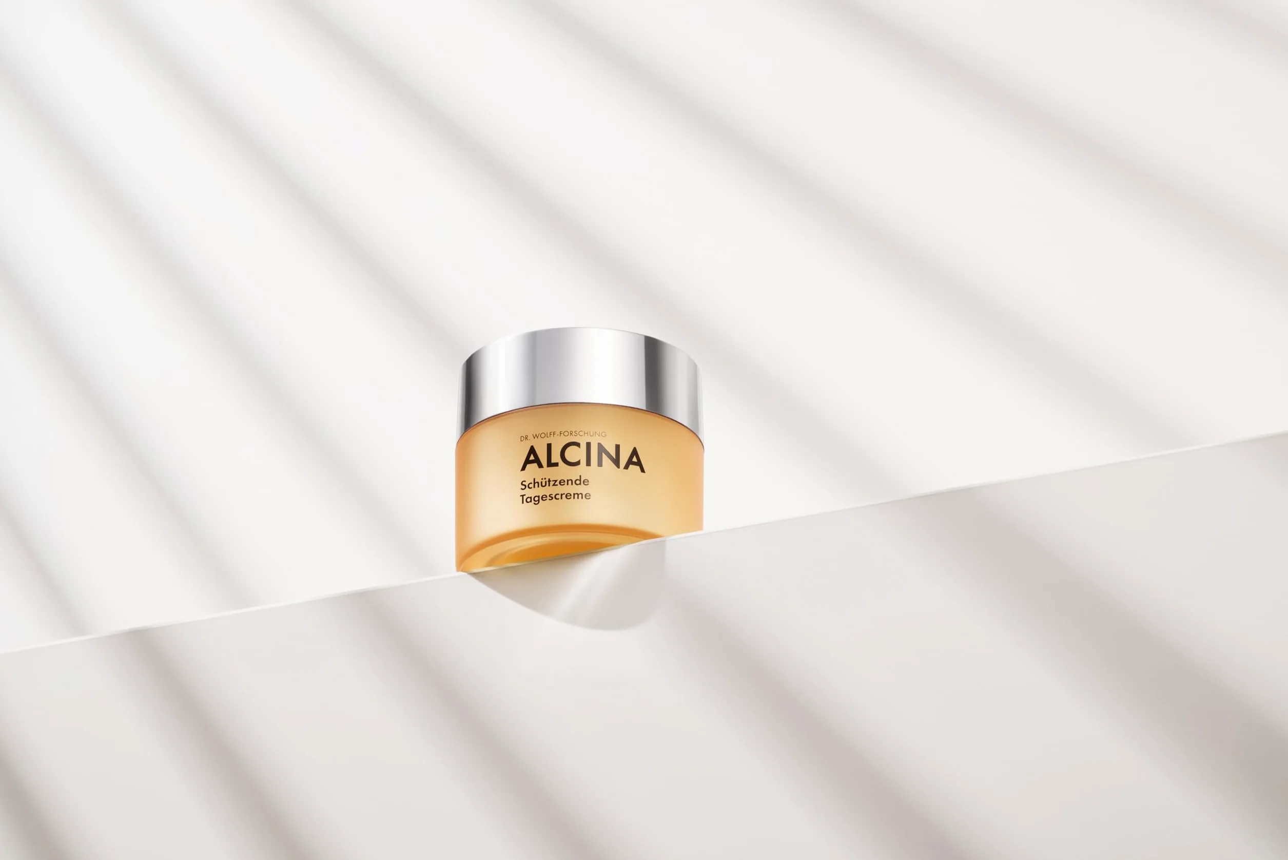 ALCINA Ochronny krem na dzień LSF 30-1 x 50 ml – chroni przed plamami pigmentowymi spowodowanymi słońcem i intensywnie nawilża skórę – z kwasem hialuronowym i masłem shea