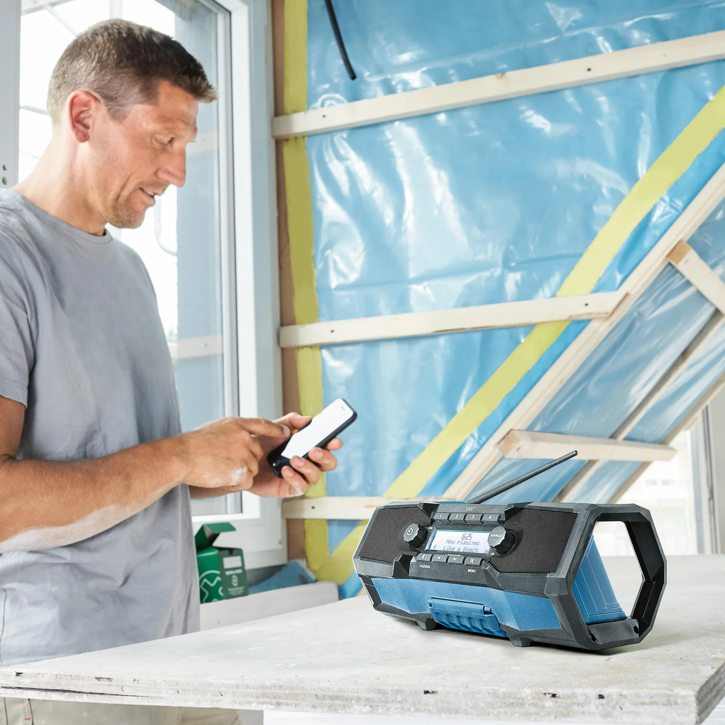 Bosch Professional system 18V: akumulatorowe radio budowlane GPB 18V-2 SC (1 adapter sieciowy DC-in, 1 przewód AUX, 1 bateria litowa 3V)