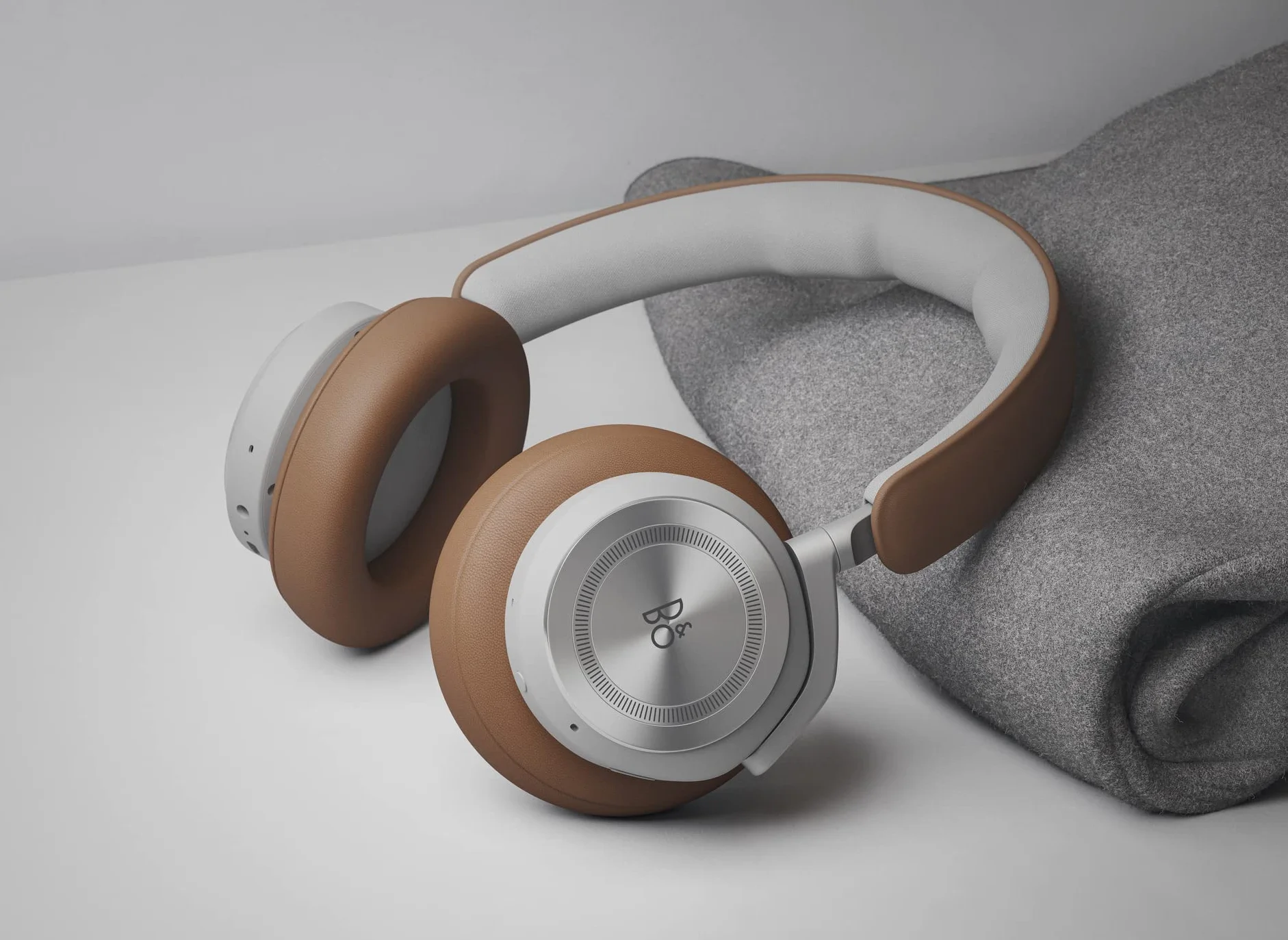 Bang & Olufsen Beoplay HX Bezprzewodowe słuchawki nauszne premium, aktywna redukcja szumów, 40 godzin pracy akumulatora, 6 mikrofonów, zestaw słuchawkowy do pracy, z futerałem - Timber