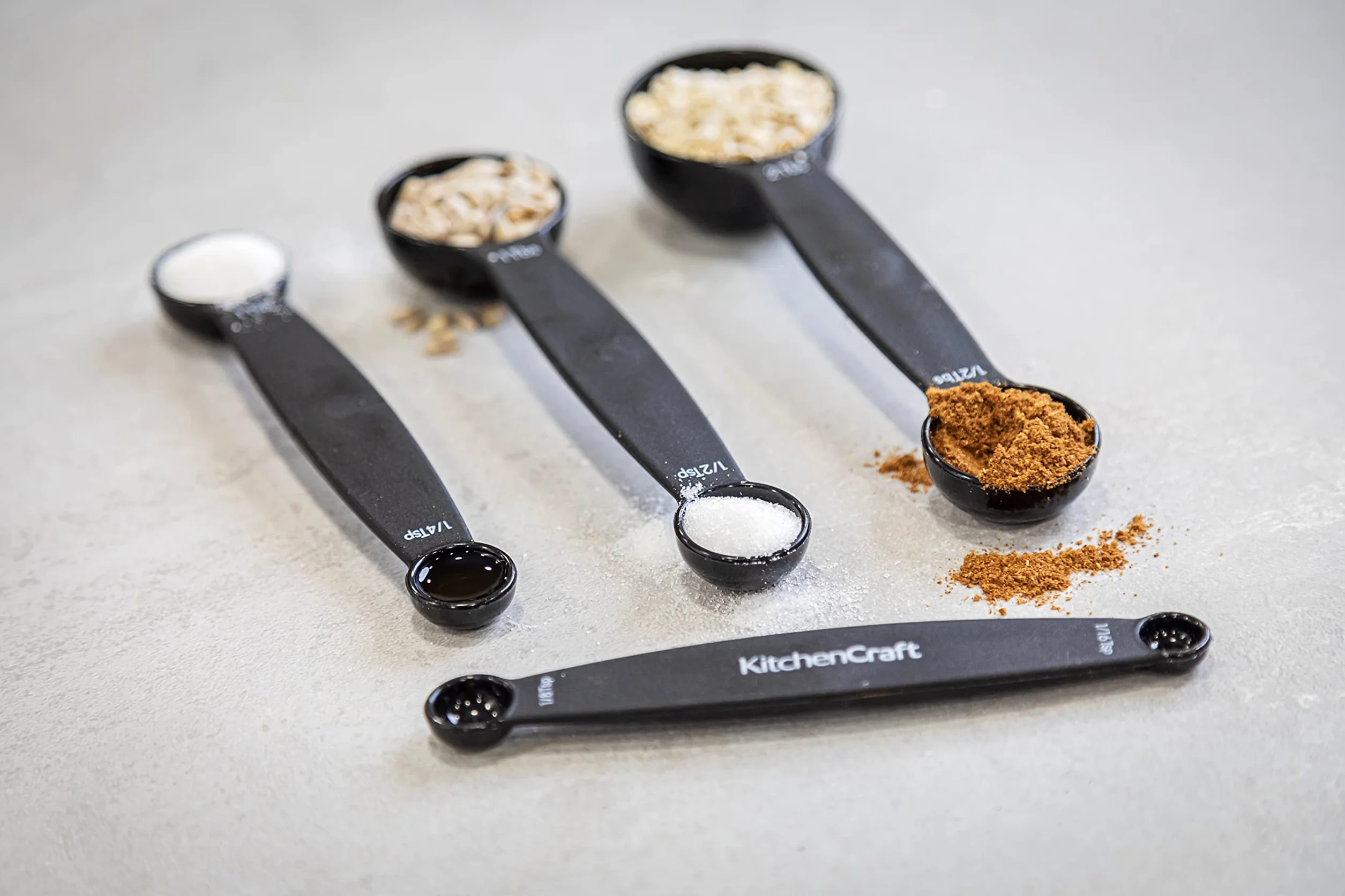 KitchenCraft Zestaw Magnetycznych Miarek w Formie Łyżeczek, 4 Sztuki, Kompaktowe - Kolor Czarny