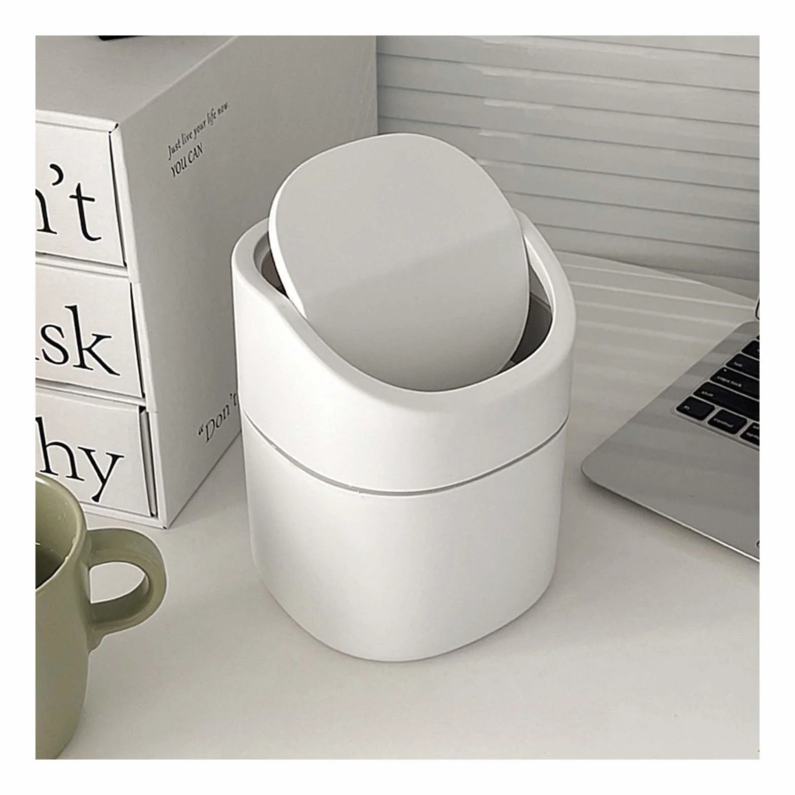 Mini kosz na śmieci 2 l, mały kosz na papier z pokrywą, kompaktowy, do biura, makijażu, łazienki, sypialni, biały (tworzywo sztuczne PP, antyzapachowy, elegancki wygląd)
