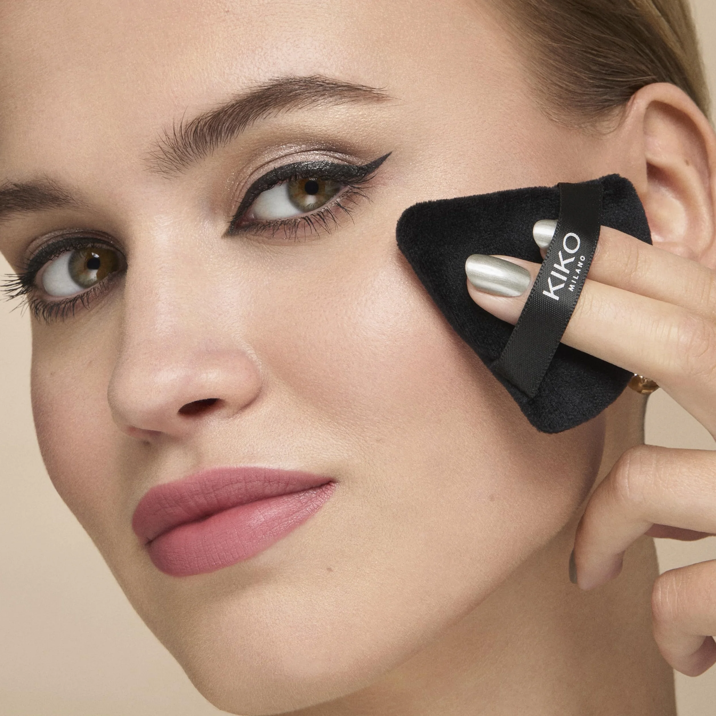 KIKO Milano Tap & Set Triangle Powder Puff, Trójkątny Puszek Do Nakładania Pudru