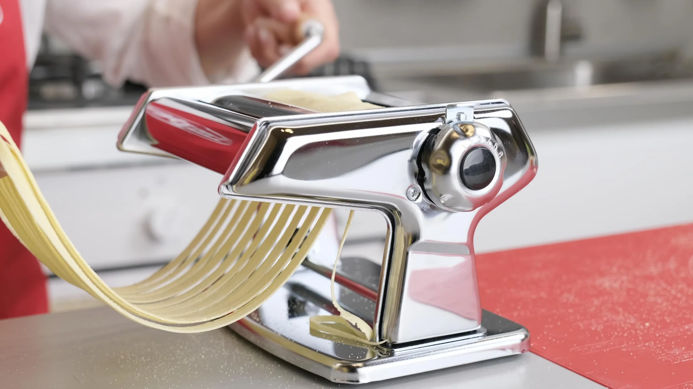 Imperia Titania IPASTA Maszyna do makaronu w 100% Made in Italy. Maszyna do świeżej pasty stalowej. Ręczna maszyna do przesuwania z korby. Utwórz przeglądarkę dla Lasagne, Tagliolini, Fettuccine.