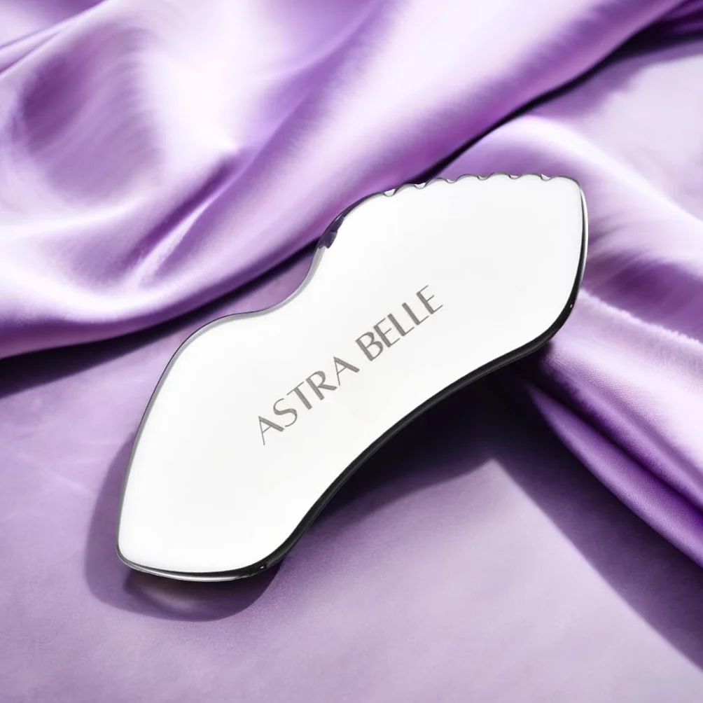Astra Belle Gua Sha Edelstahl-Werkzeug für die Gesichtshaut, mit Reisebeutel