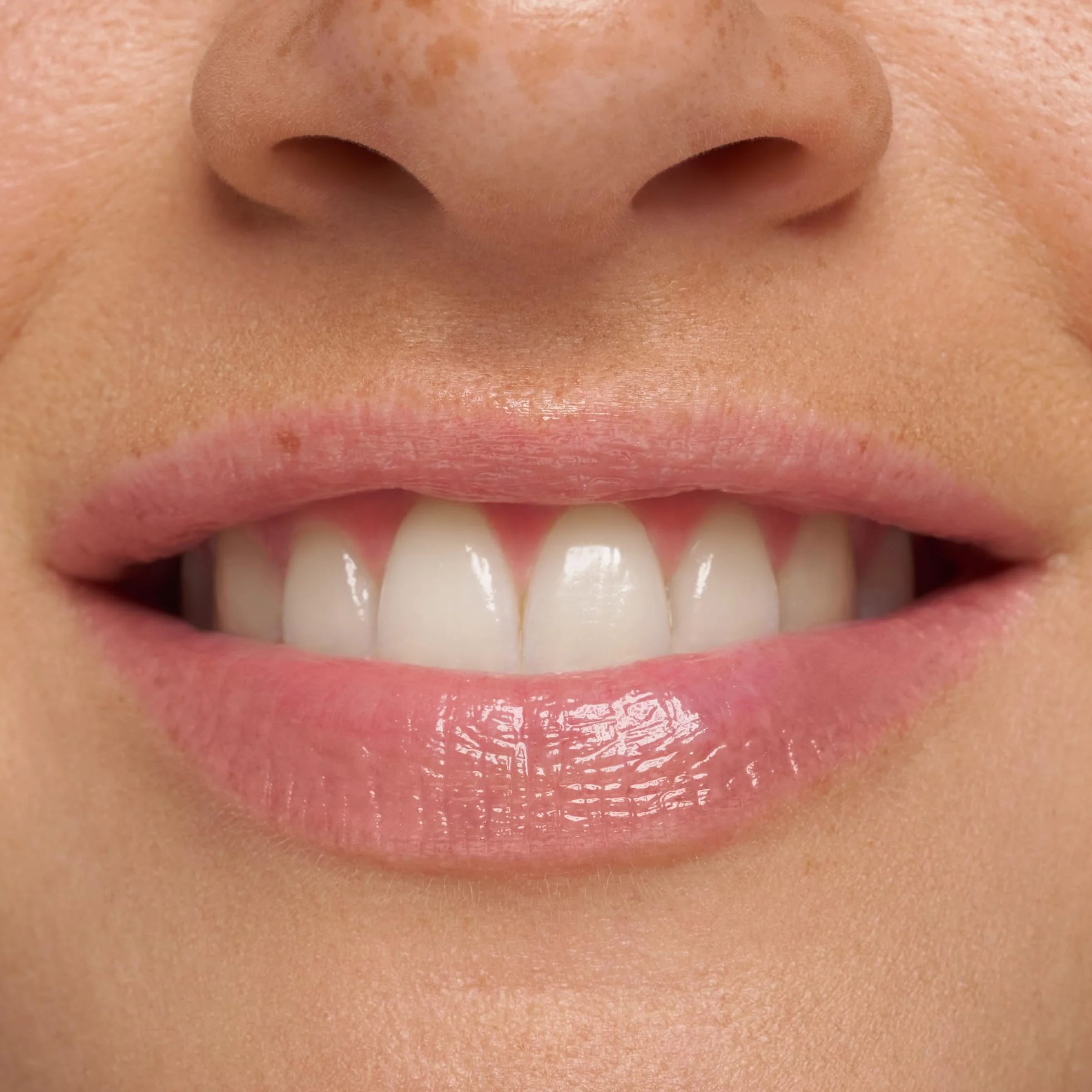 essence Odżywcza maseczka do ust LIP swirl, wygładzanie, opieka, zroszony, przeświecający (8g)