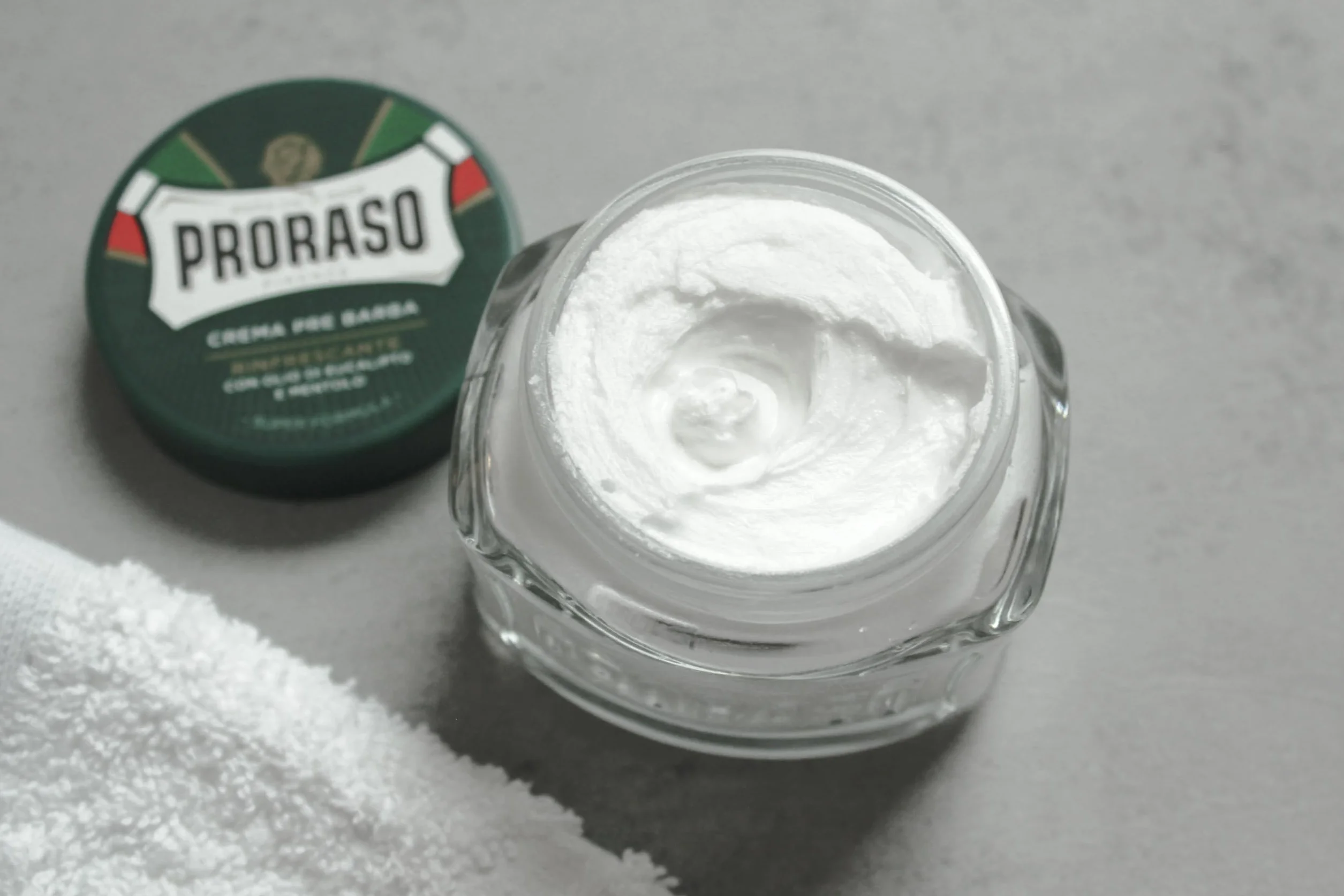 Proraso Pre Shave Cream, 100 ml, odświeżający i ożywiający krem do golenia do stosowania przed goleniem, z olejkiem eukaliptusowym i mentolem, wyprodukowano we Włoszech, zielony