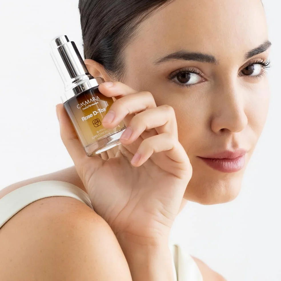 CASMARA - Serum do twarzy przeciwstarzeniowe, superkoncentrat Rose D-Tox, Detoksyfikujący, Odżywiający, Kobiecy krem nawilżający do twarzy, kwas hialuronowy, przeciwutleniacz, odmładzający, świecąca