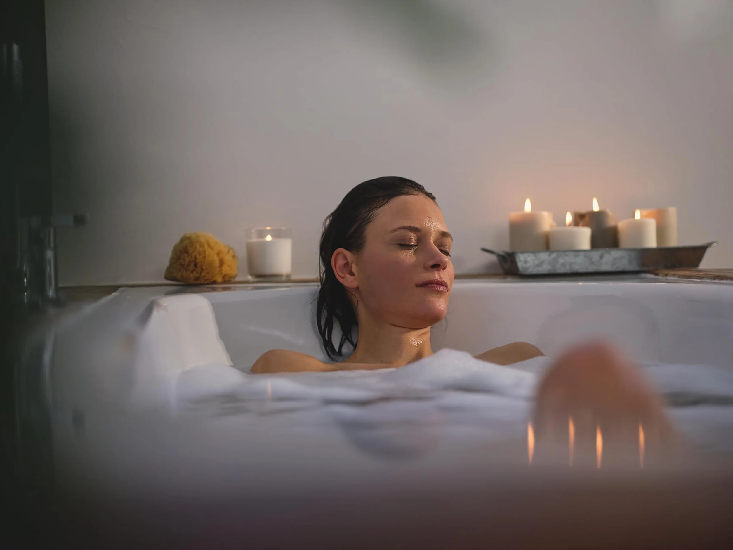 Kneipp Zestaw upominkowy do kąpieli w piance ulubieńców – opakowanie prezentowe z 3 popularnymi dodatkami do kąpieli firmy Kneipp – zawiera 2 x aromatyczna kąpiel pielęgnacyjna i 1 x kąpiel kremowa po