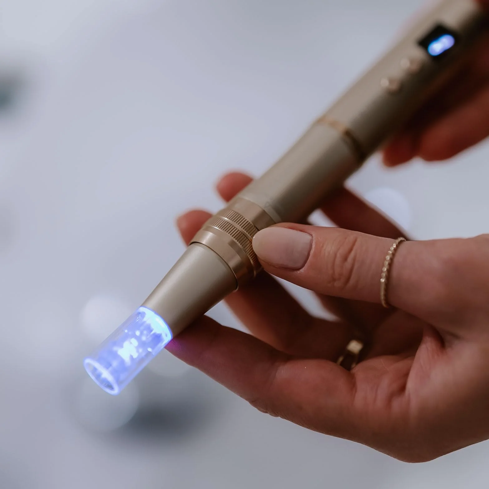 Beautifly Meso Intense Golden Microneedling Pen, mezoterapia, urządzenie do masażu twarzy, przeciwzmarszczkowe, dermapen, derma roller, urządzenie do masażu, przeciw starzeniu się, masaż, masaż twarzy