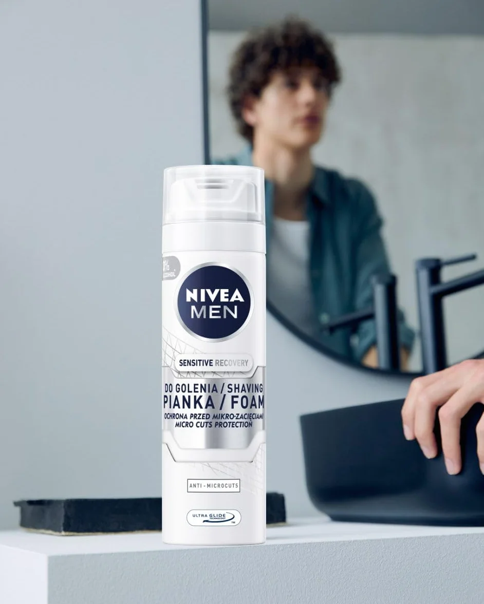 NIVEA MEN Sensitive Recovery Regenerująca pianka do golenia dla mężczyzn z rumiankiem i ekstraktem roślinnym, 200 ml