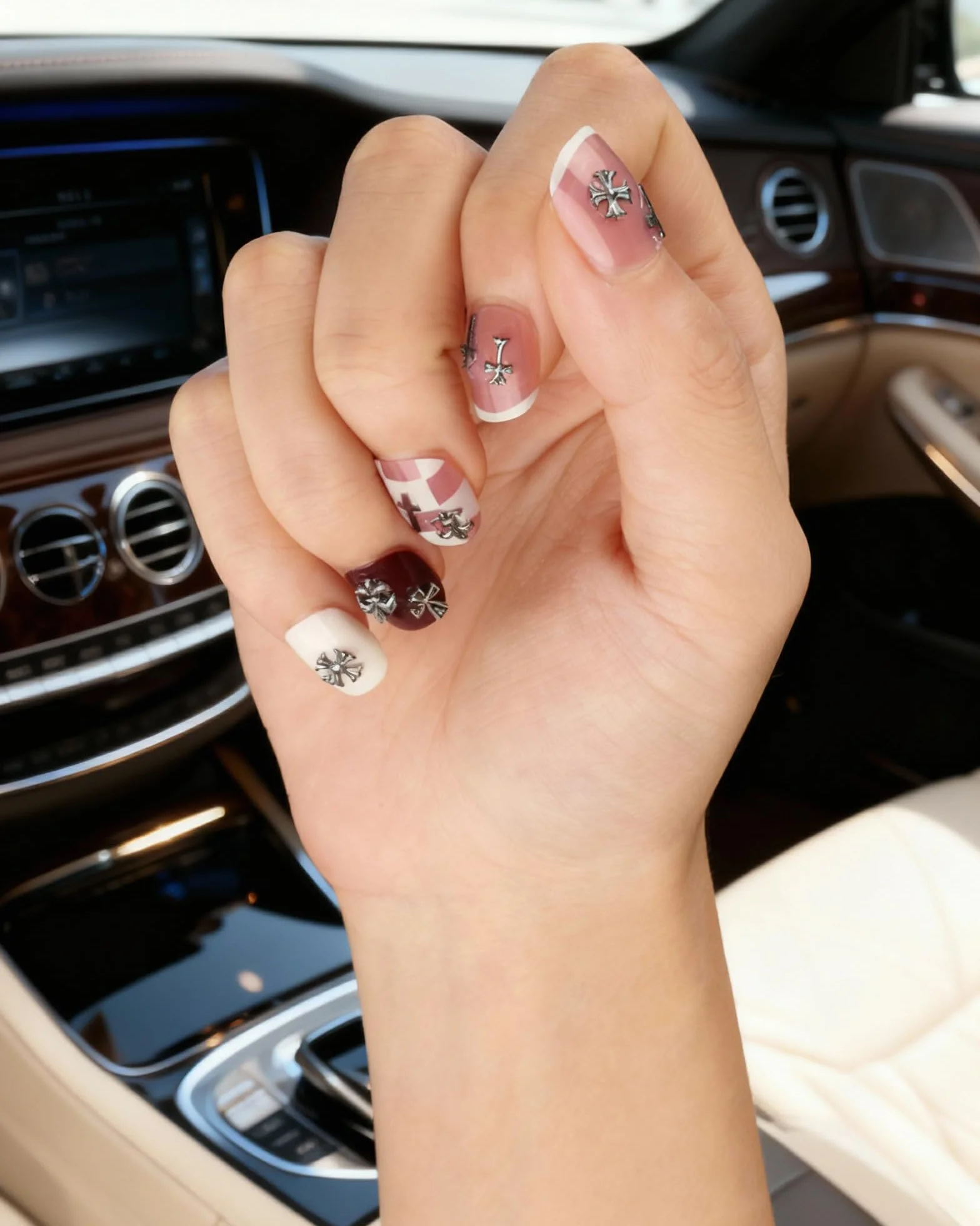 3D Naklejki do Paznokci, 300 Sztuk Dekoracje do Paznokci, Metalowe Charms do Paznokci w Stylu Punk Gotyckim Retro Srebrne, Charmy do Paznokci z Krzyżem do Nail Art DIY i Salonu