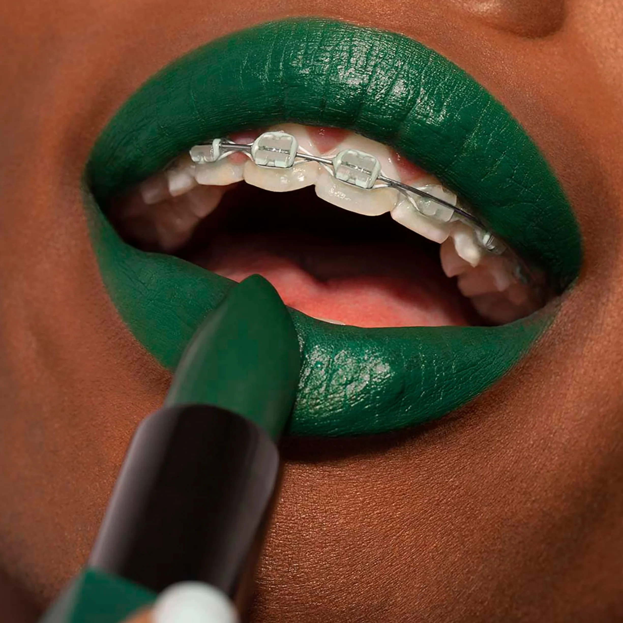 3INA MAKEUP - The Lipstick 734 - Głęboka zimowa zieleń pomadka z witaminą E i masło Shea -wysokie krycie z wygodną teksturą - magnetyczną nasadką - Wysoko krycie - Vegan - Cruelty Free