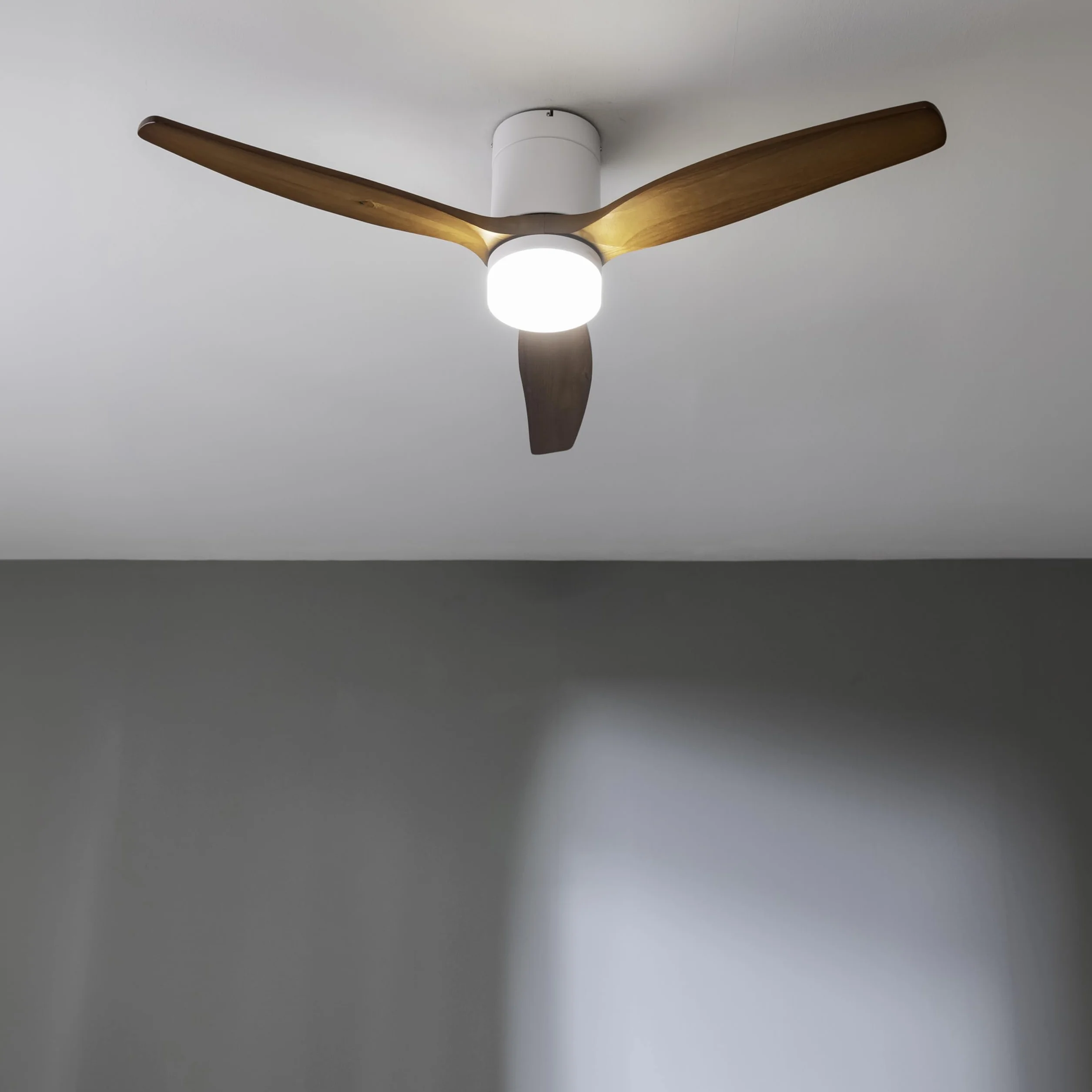 Cecotec Wentylator sufitowy ze światłem i pilotem zdalnego sterowania EnergySilence Aero 5600 Classic White & DarkWood. Silnik prądu stałego 40 W, 3 łopatki, światło LED, timer, 6 prędkości, tryb