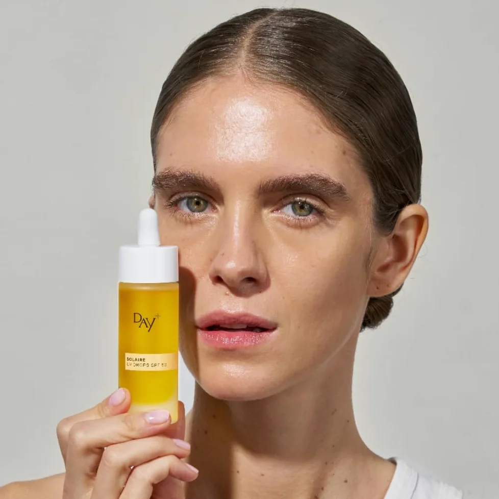 DAY+ | UV DROPS SPF 50 | Serum do twarzy o wysokiej ochronie przeciwsłonecznej | Chroni przed UVA/UVB, zwalcza zmarszczki i starzenie się skóry, nawilżenie | Karanja, pestki winogron | Butelka 30 ml