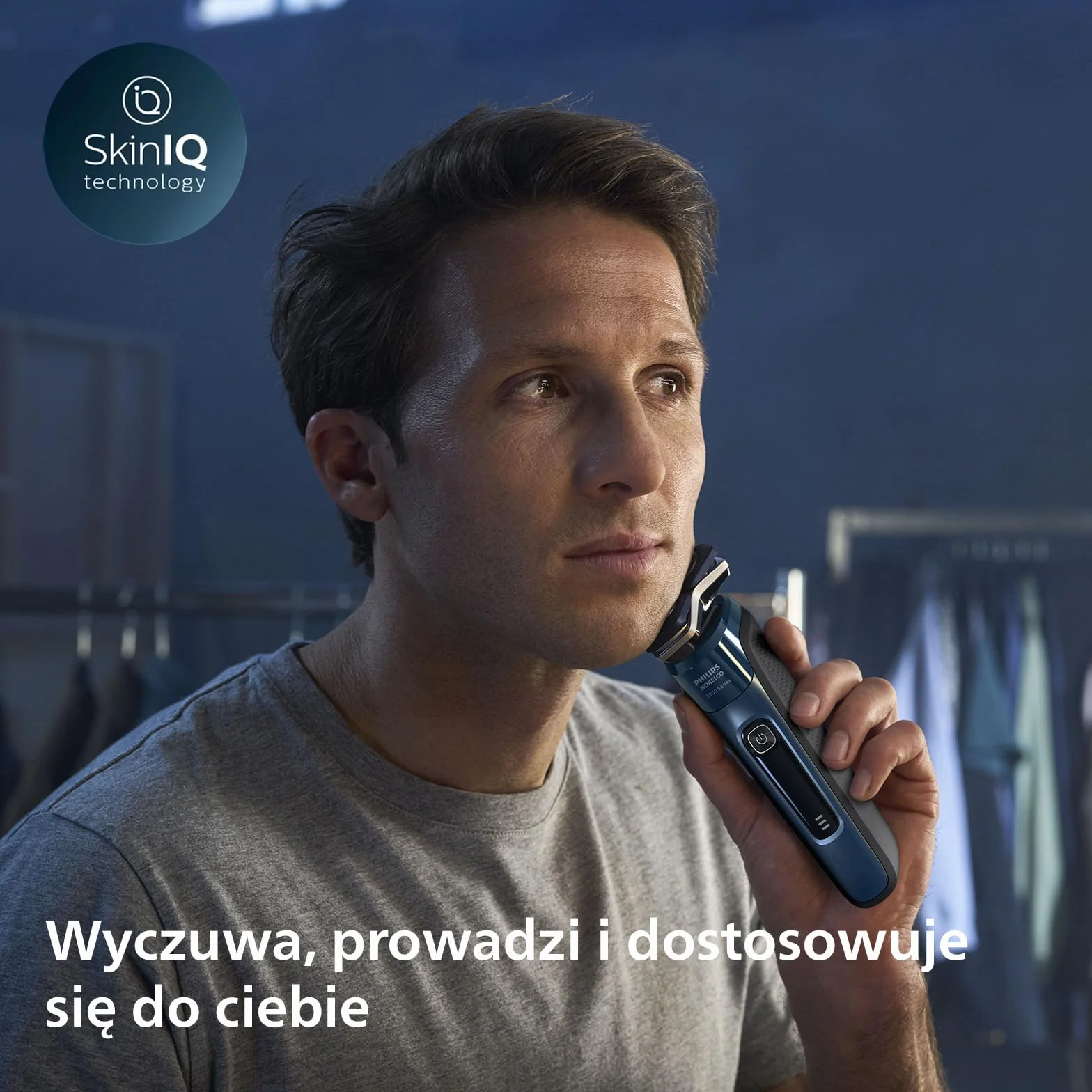 Golarka elektryczna Philips Series 7000 do golenia na mokro i na sucho z technologią SkinIQ, zintegrowanym trymerem, podkładką ładującą, etui podróżnym i szczotką do czyszczenia (Model S7887/35)