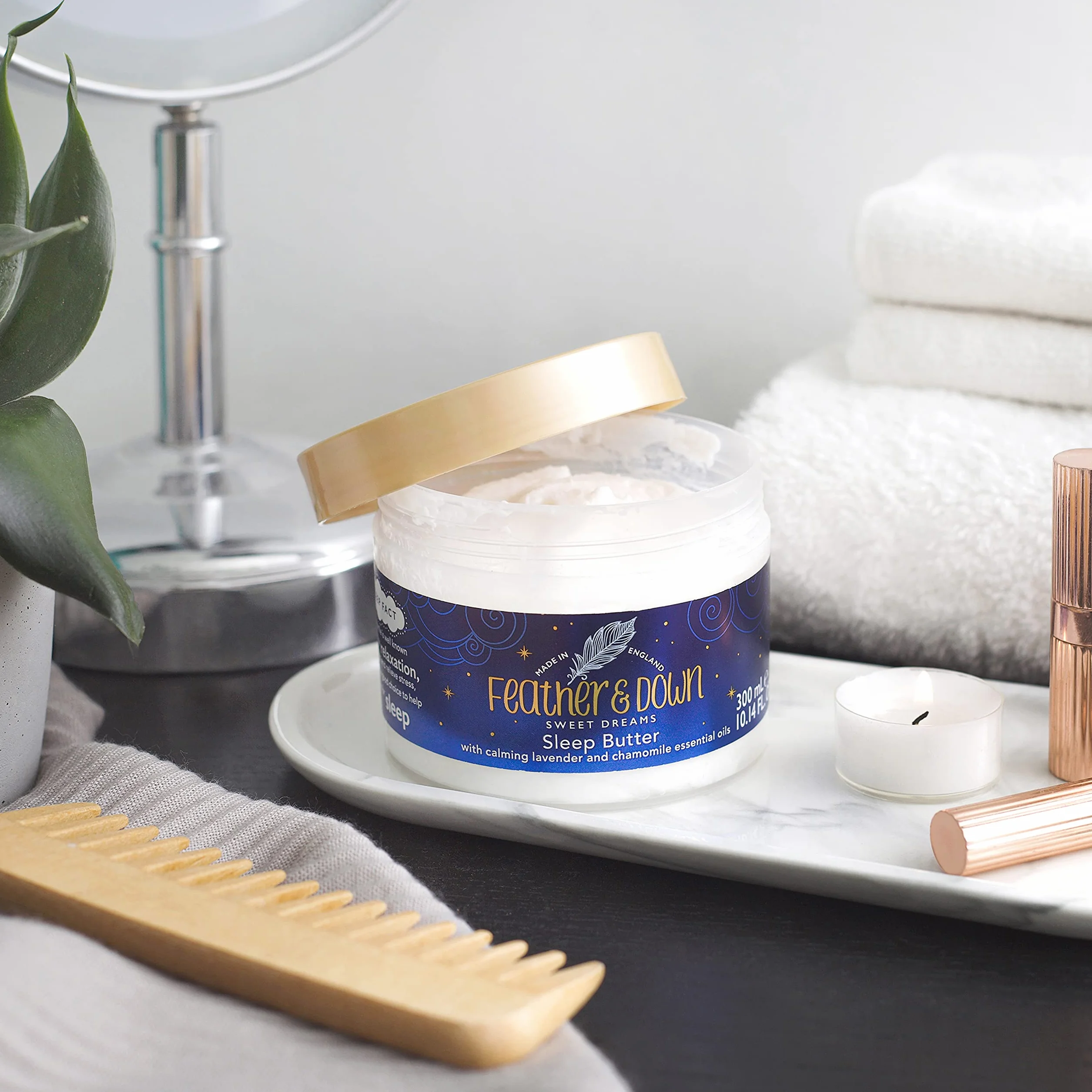 Feather & Down Magnezowe kojące masło do spania (300 ml) – z magnezem, uspokajającymi olejkami eterycznymi z lawendy i rumianku, które pomagają zasnąć. Przyjazne dla wegan i bez okrucieństwa.