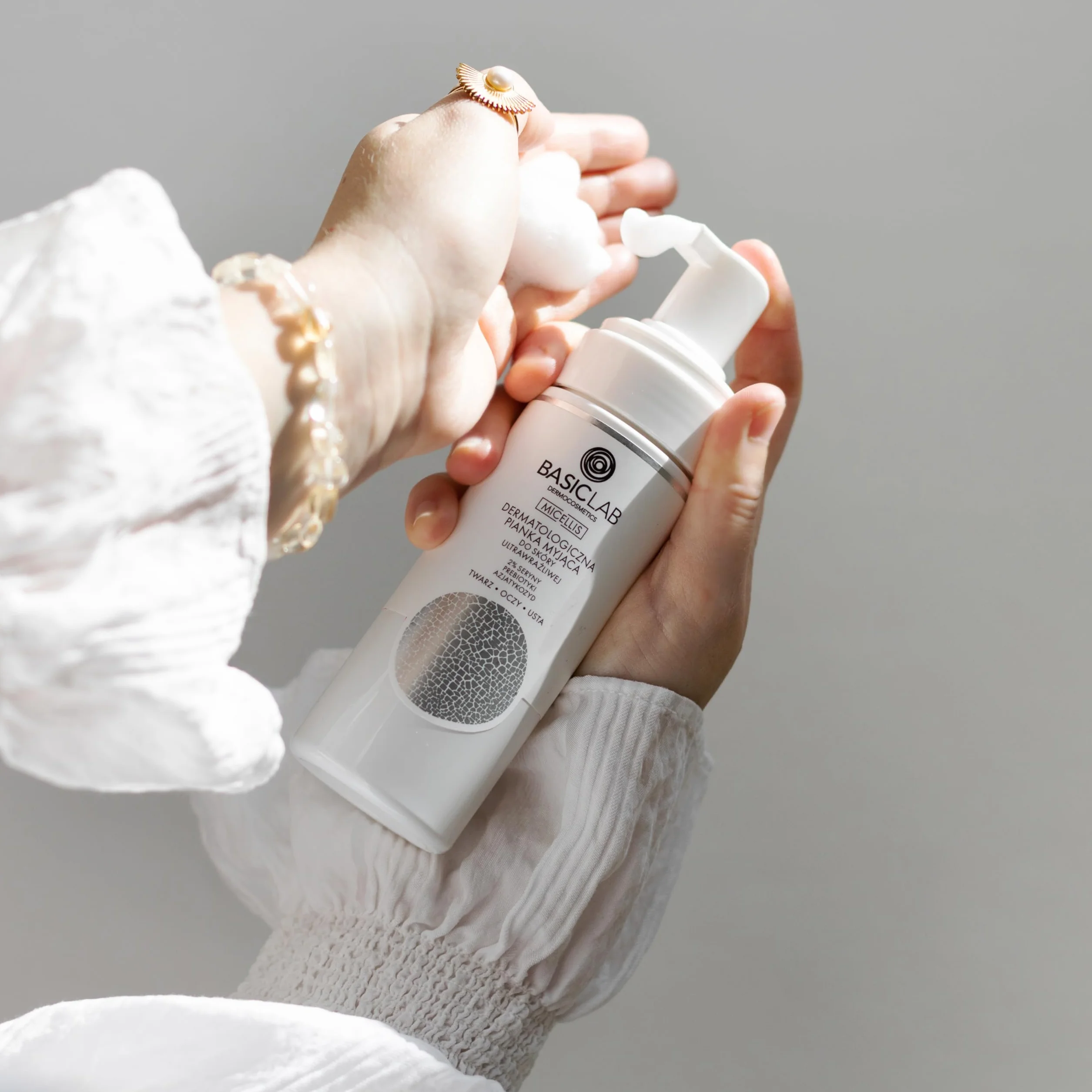 BasicLab Dermatologiczna pianka oczyszczająca do skóry bardzo wrażliwej, 150 ml, oczyszczająca i uspokajająca – aminokwasy, prebiotyki, CICA i pantenol