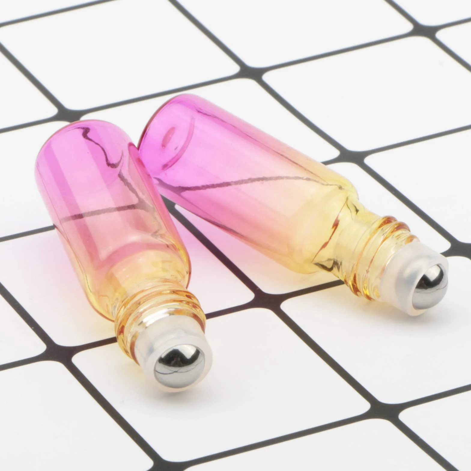 15 szt. 5 ml żółto-różana czerwona gradient kolor szklana rolka na butelkach ochrona przed promieniowaniem UV, pusta próbka fiolka butelki ze szkła olejku eterycznego z kulkami ze stali nierdzewnej i złotą zakrętką z klamrą