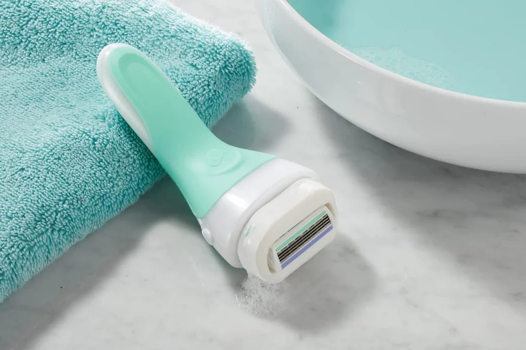 WILKINSON SWORD - Intuition Sensitive Care dla kobiet | nie wymaga żelu do golenia | uchwyt do golenia + 6 ostrzy wkład uzupełniający