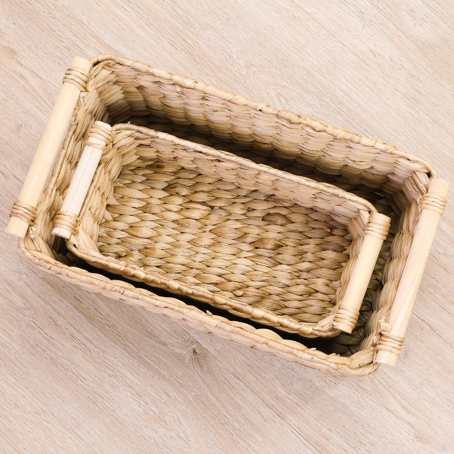 HMF Kosz do przechowywania pleciony z hiacyntu wodnego, kosz dekoracyjny z drewnianymi uchwytami do przechowywania rzeczy w łazience, salonie, kuchni | 30 x 15 x 13 cm | naturalny