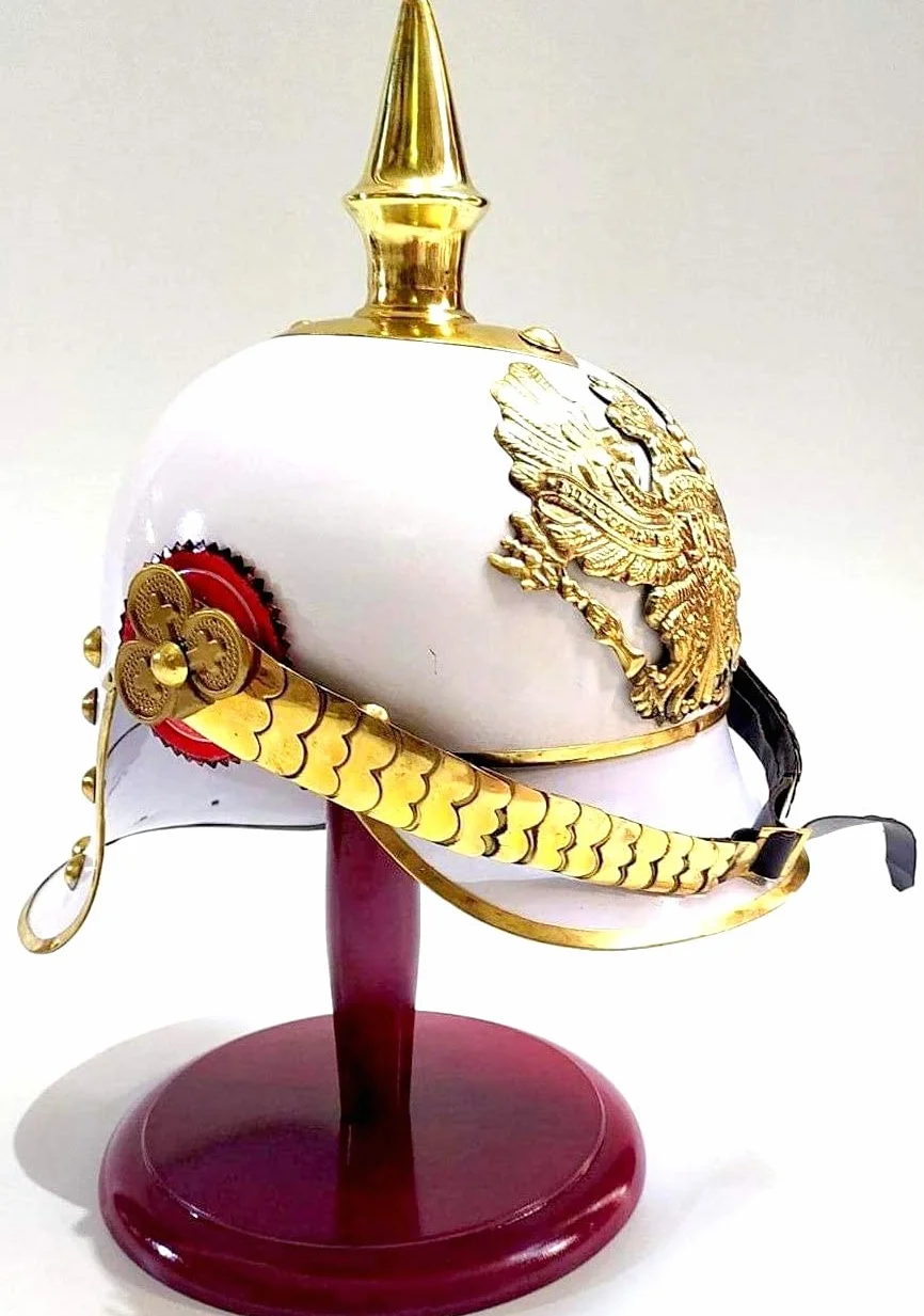Hełm Pickelhaube pruski mosiądz biały czerwony wojskowy 31,8 cm