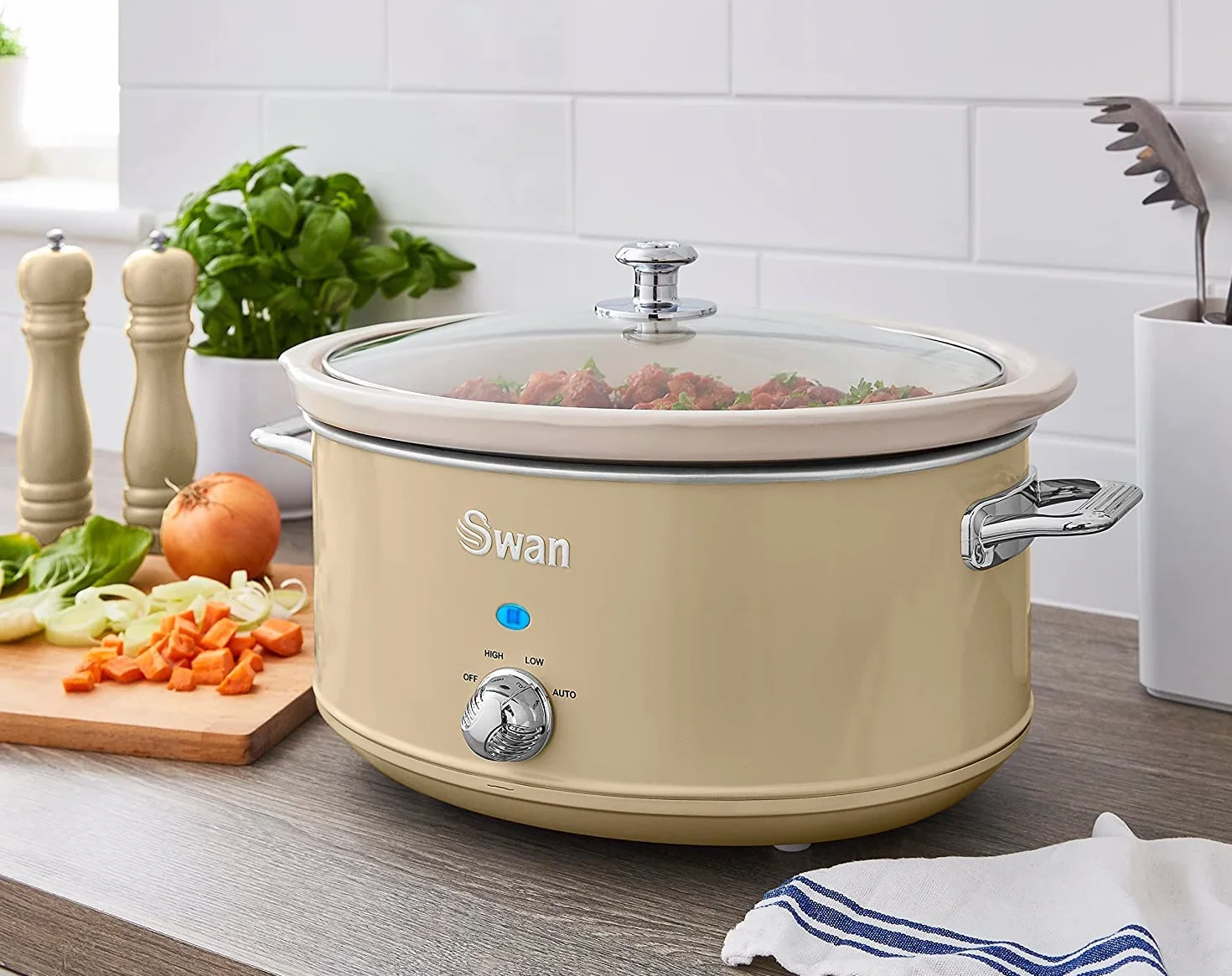 Swan Retro SF17031CNEU Wolna kuchenka 6.5L Nieprzywierająca ceramika 3 poziomy temperatury Kremowy 320W