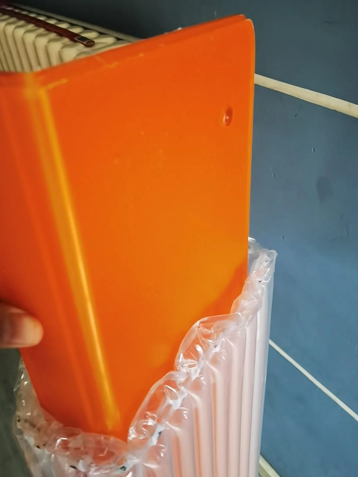 Pomarańczowy przezroczysty biurowy stojak na czasopisma ścienny wisząca półka na książki 60 cm