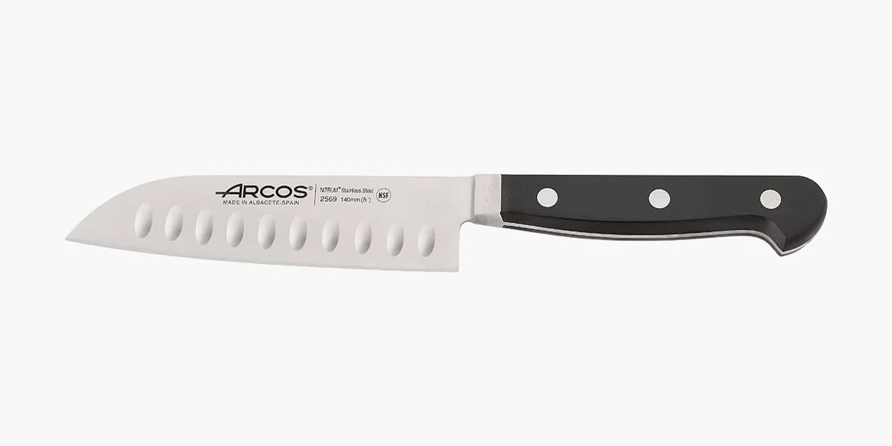 Arcos seria 256900 Clasica-santoku nóż nóż nóż kute nitrm stal nierdzewna 140 mm (5,51 cala) - uchwyt polioksymetylen (pom) czarny kolor, 18/8