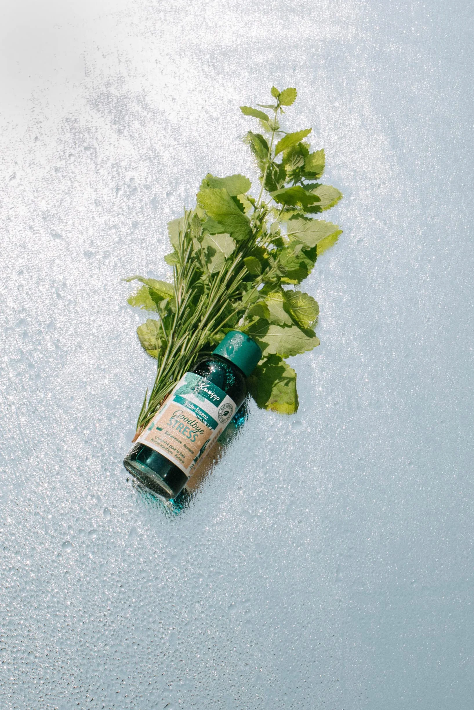 Kneipp Goodbye Stress Olejek do kąpieli z olejkami eterycznymi z rozmarynu i mięty wodnej dla mniejszego stresu i pozytywnej energii Odświeżający zapach 100 ml