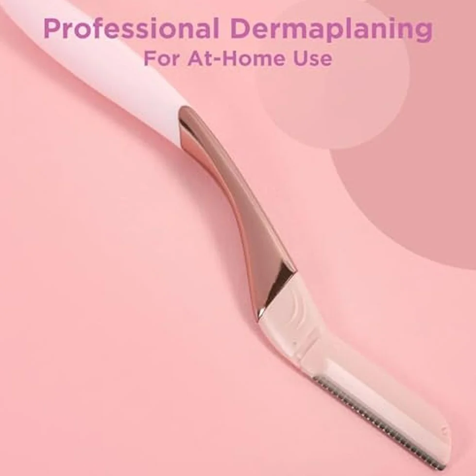 Wilkinson Sword Intuition Dermaglow maszynka do golenia Dermaglow idealna do złuszczania, profilowania brwi, przycinania i usuwania włosów na twarzy, różowa, 1 uchwyt i 2 wkłady