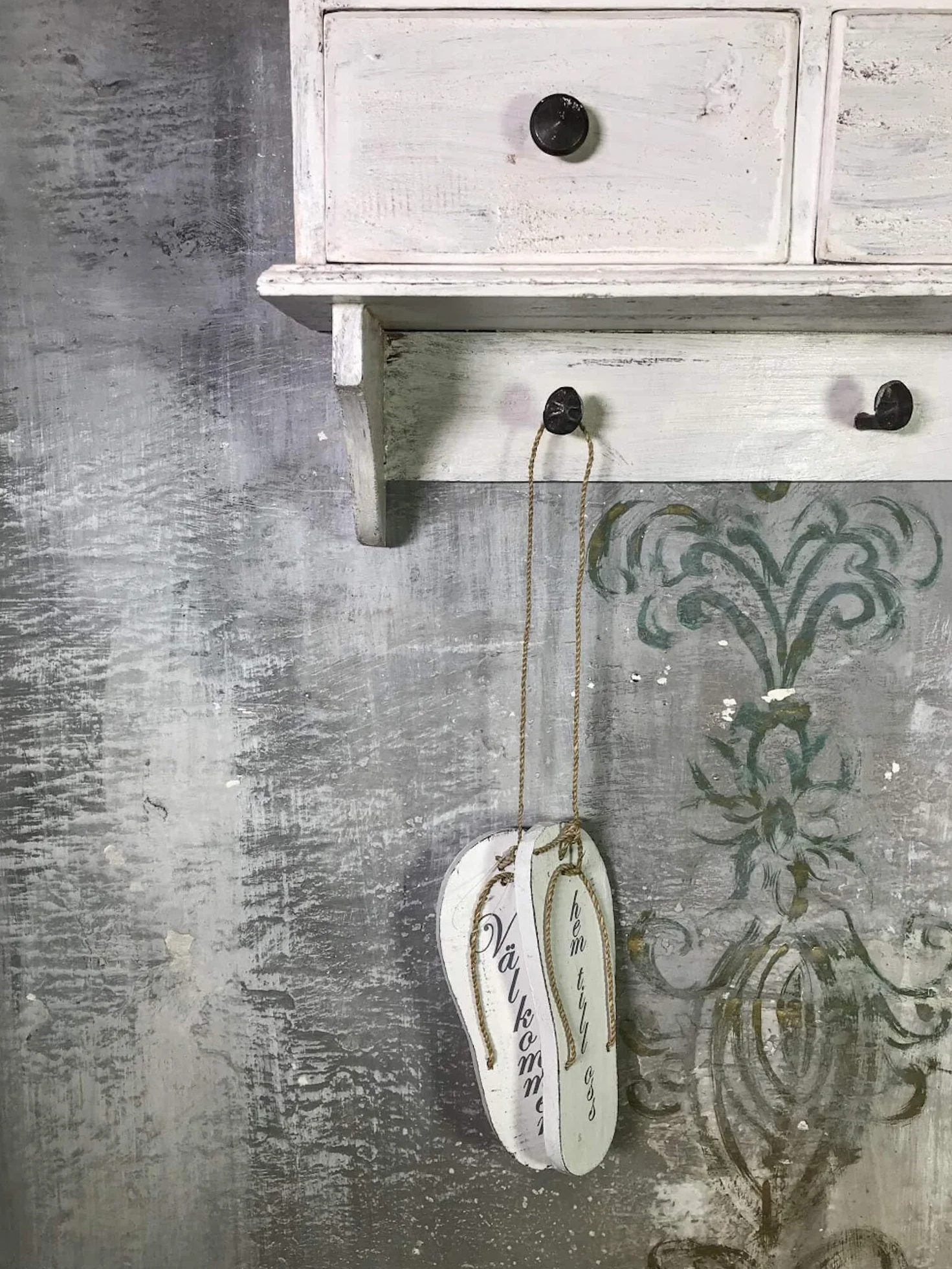 Szafka wisząca rustykalna w stylu shabby chic – biała drewniana witrynka z przeszklonymi drzwiczkami i szufladkami 68x45 cm do kuchni, jadalni Antyki24